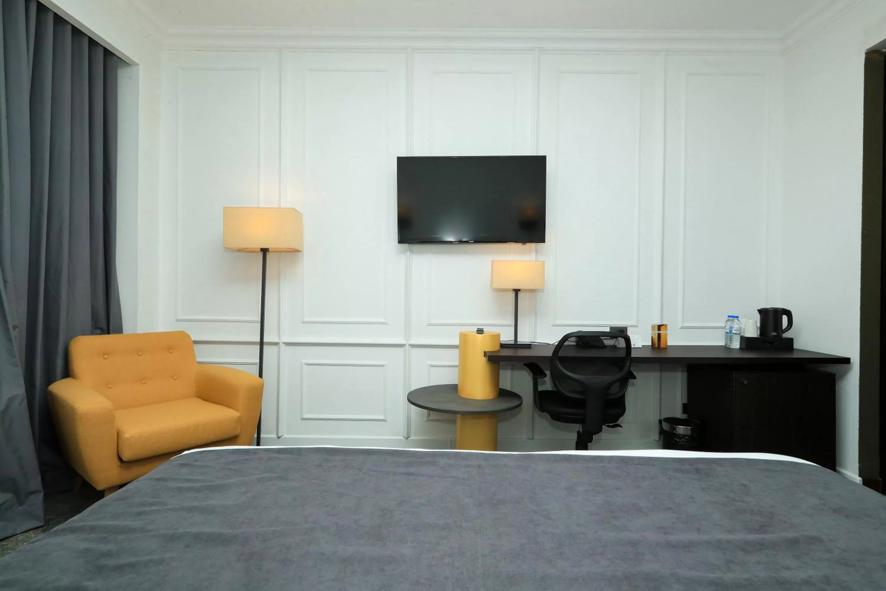 Seating area, Bed in Pine Astoria Hotel