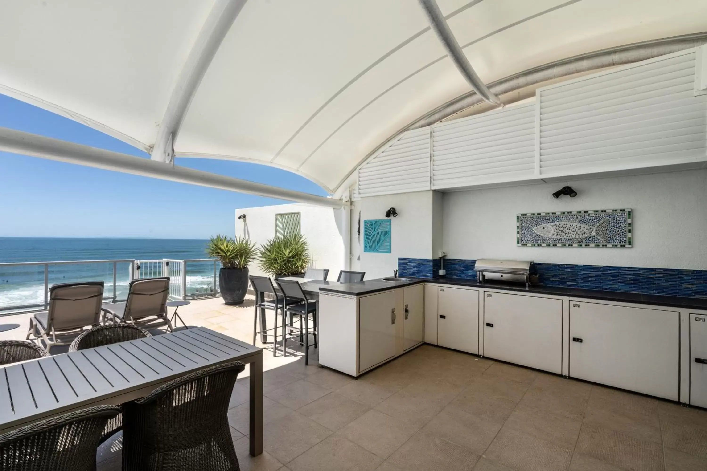 Balcony/Terrace, Kitchen/Kitchenette in Rolling Surf Resort