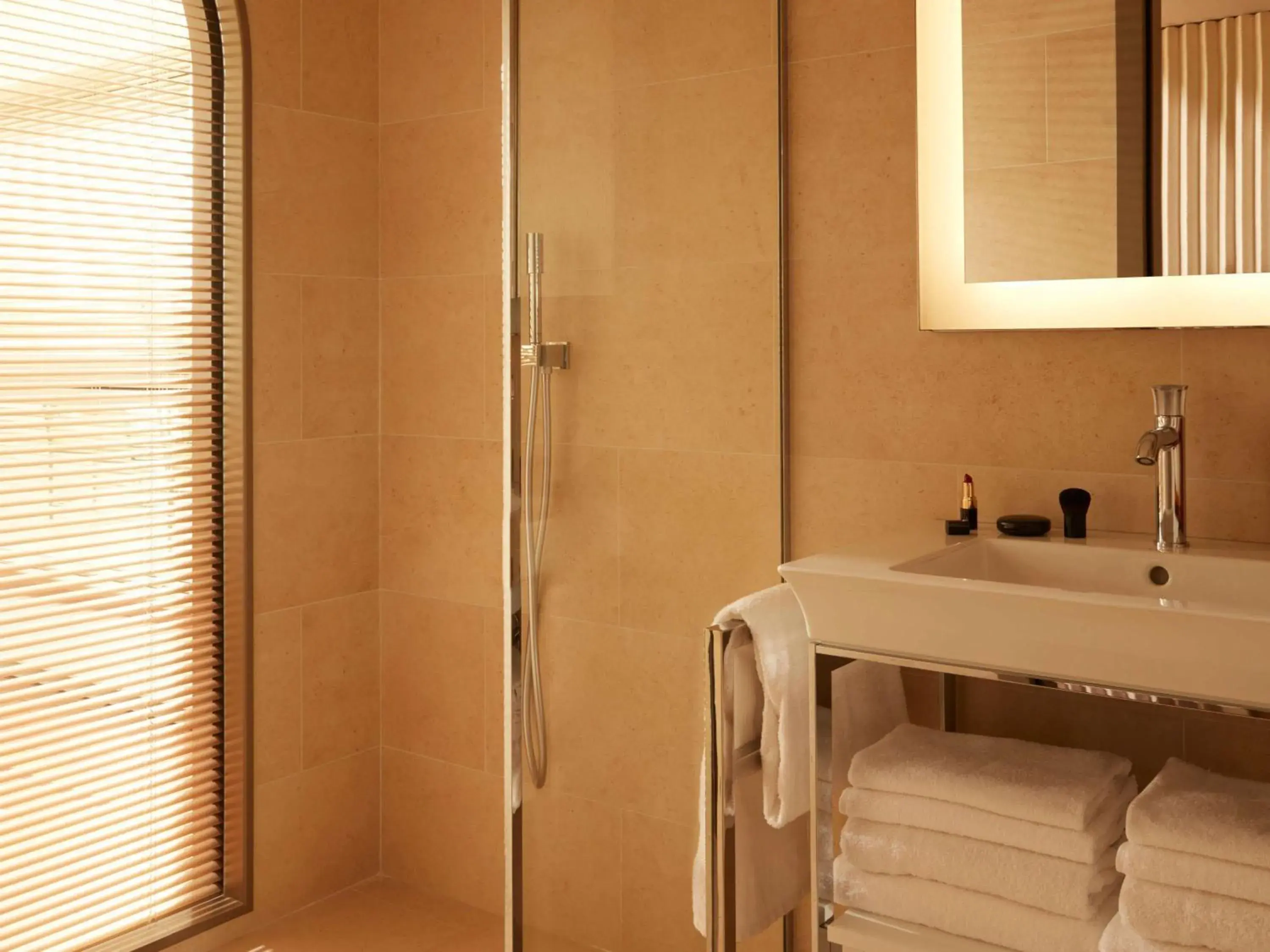 Bedroom, Bathroom in Mondrian Bordeaux Hotel des Carmes