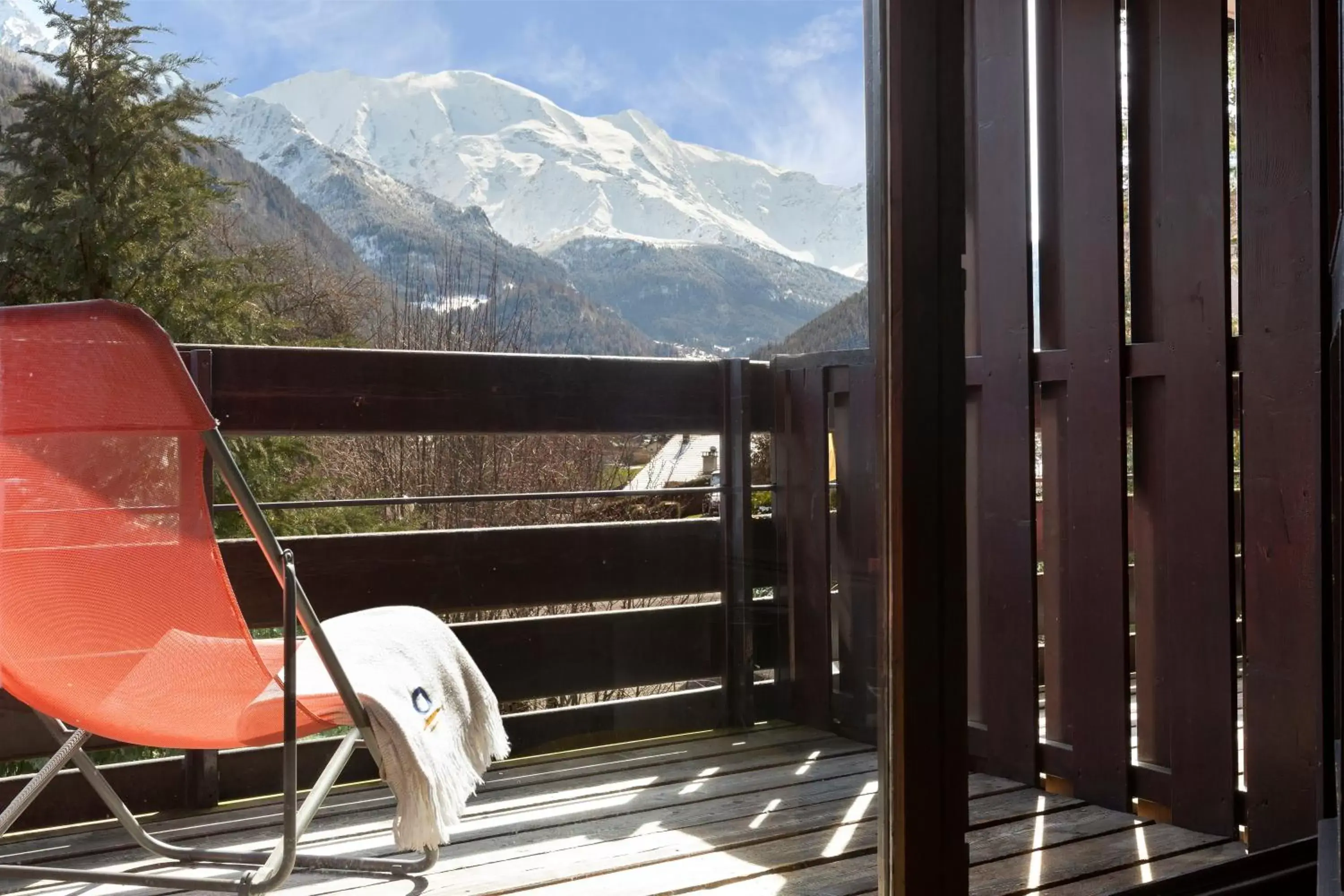 Balcony/Terrace, Mountain View in SOWELL HOTELS Mont Blanc et SPA