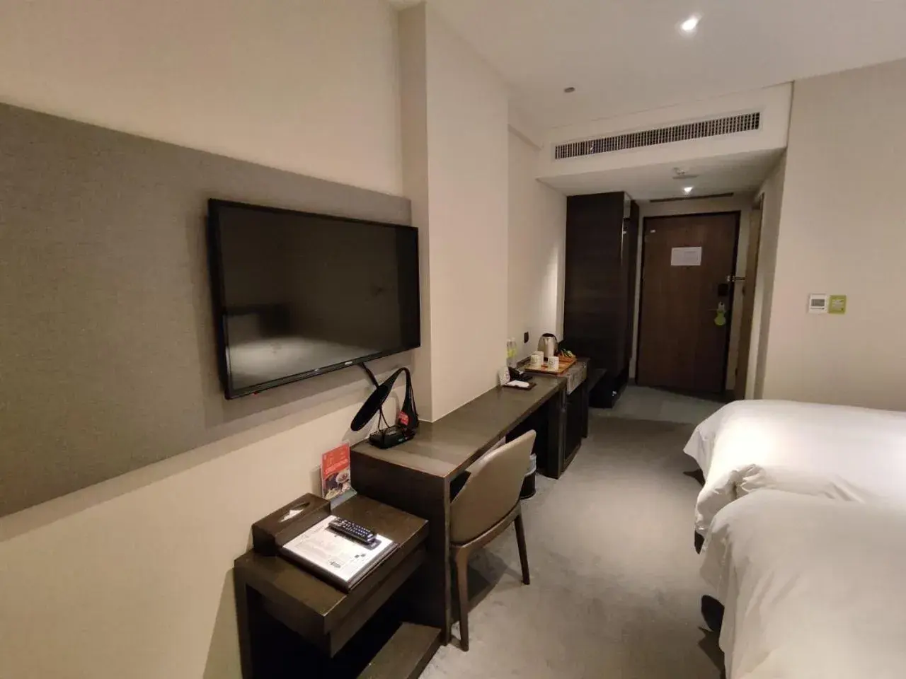 TV/Entertainment Center in Park City Hotel - Hualien Vacation