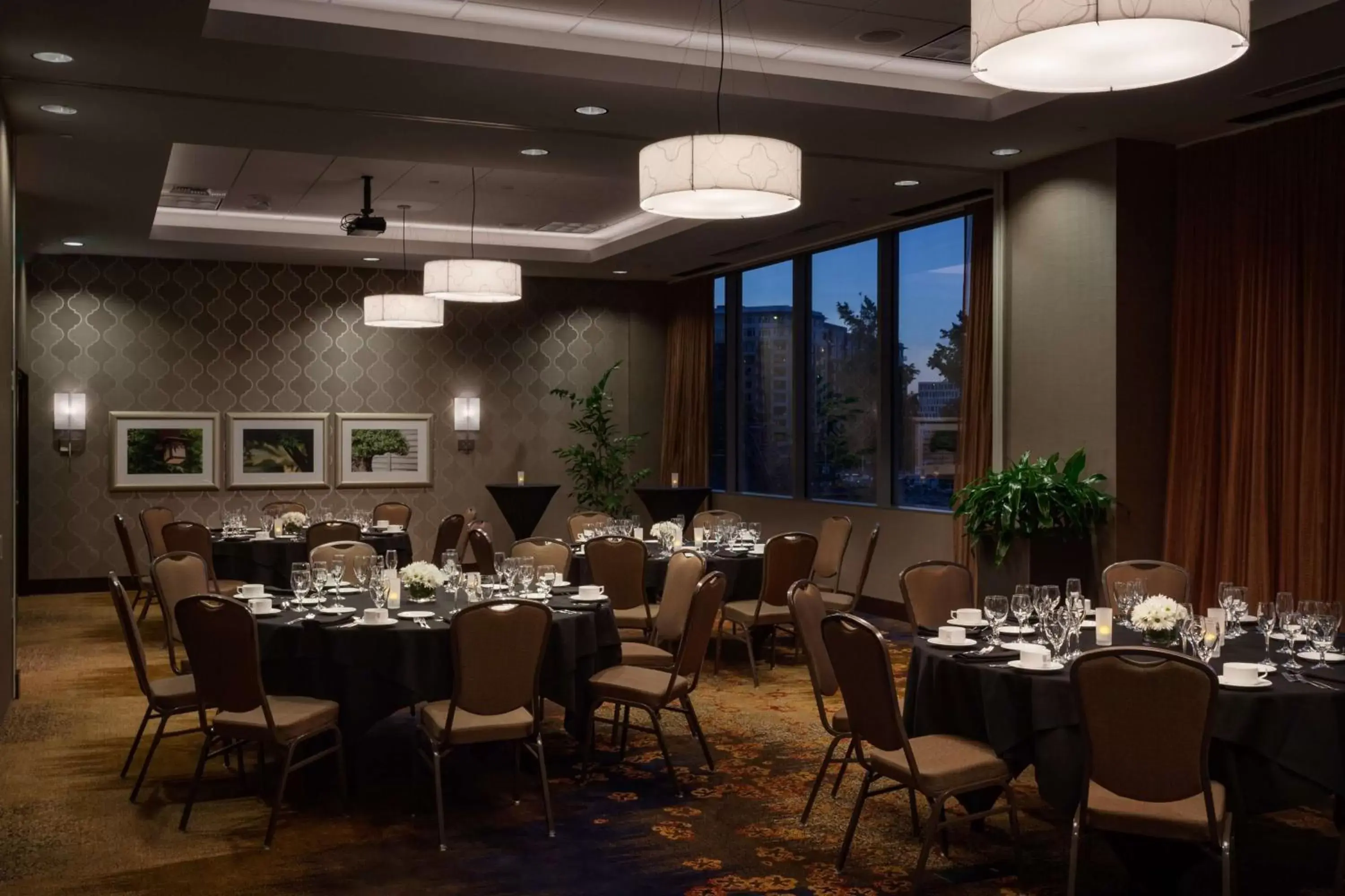 Meeting/conference room, Restaurant/Places to Eat in Hilton Garden Inn Seattle Downtown