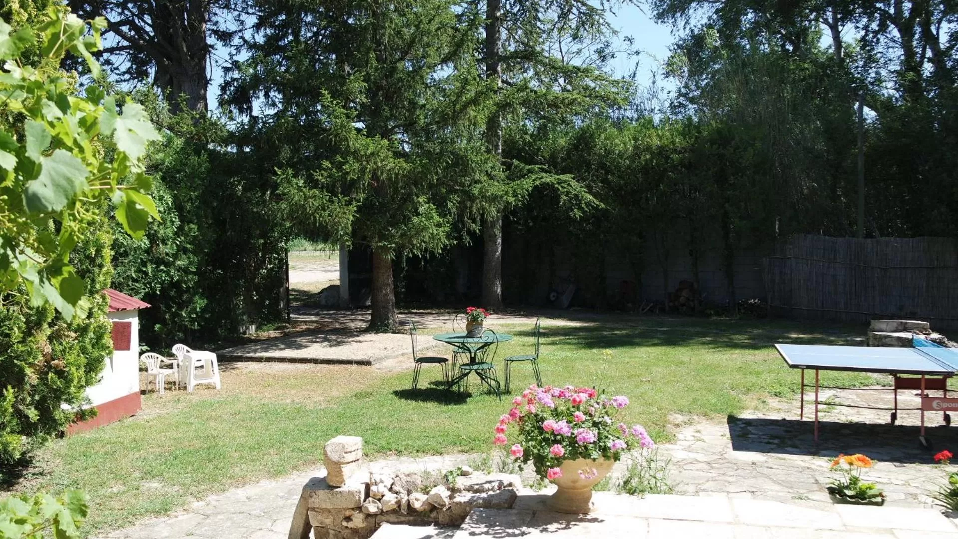 Garden view in Mas Grimaud - Gîte- Studio et chambres d'hôtes familiales