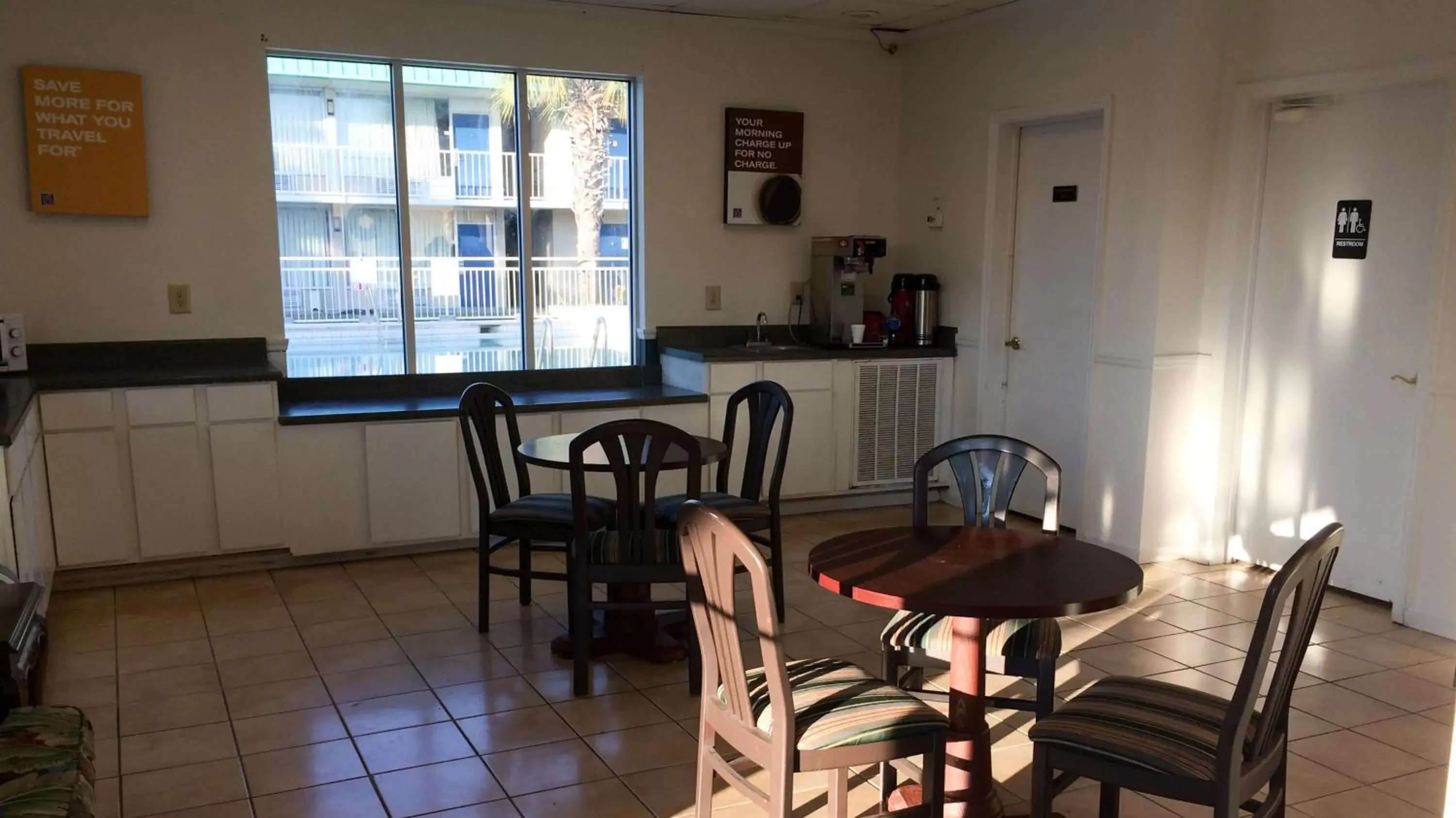 Other, Dining Area in Motel 6-Tifton, GA