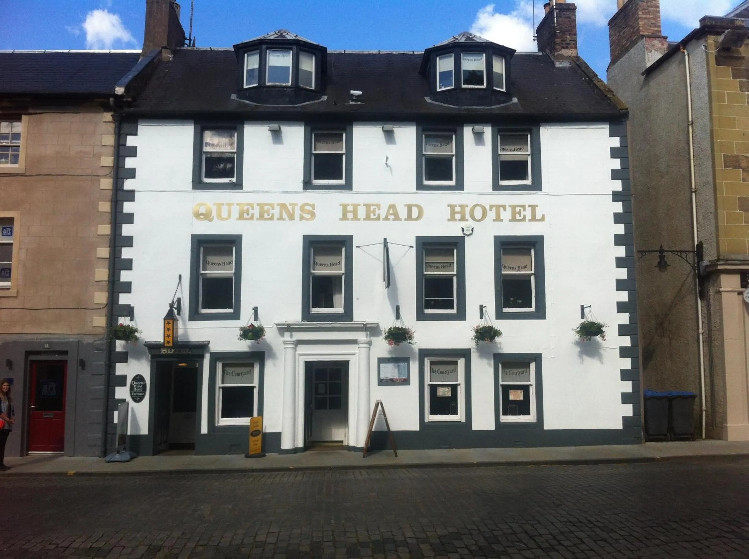 Facade/entrance in Queenshead Hotel Kelso