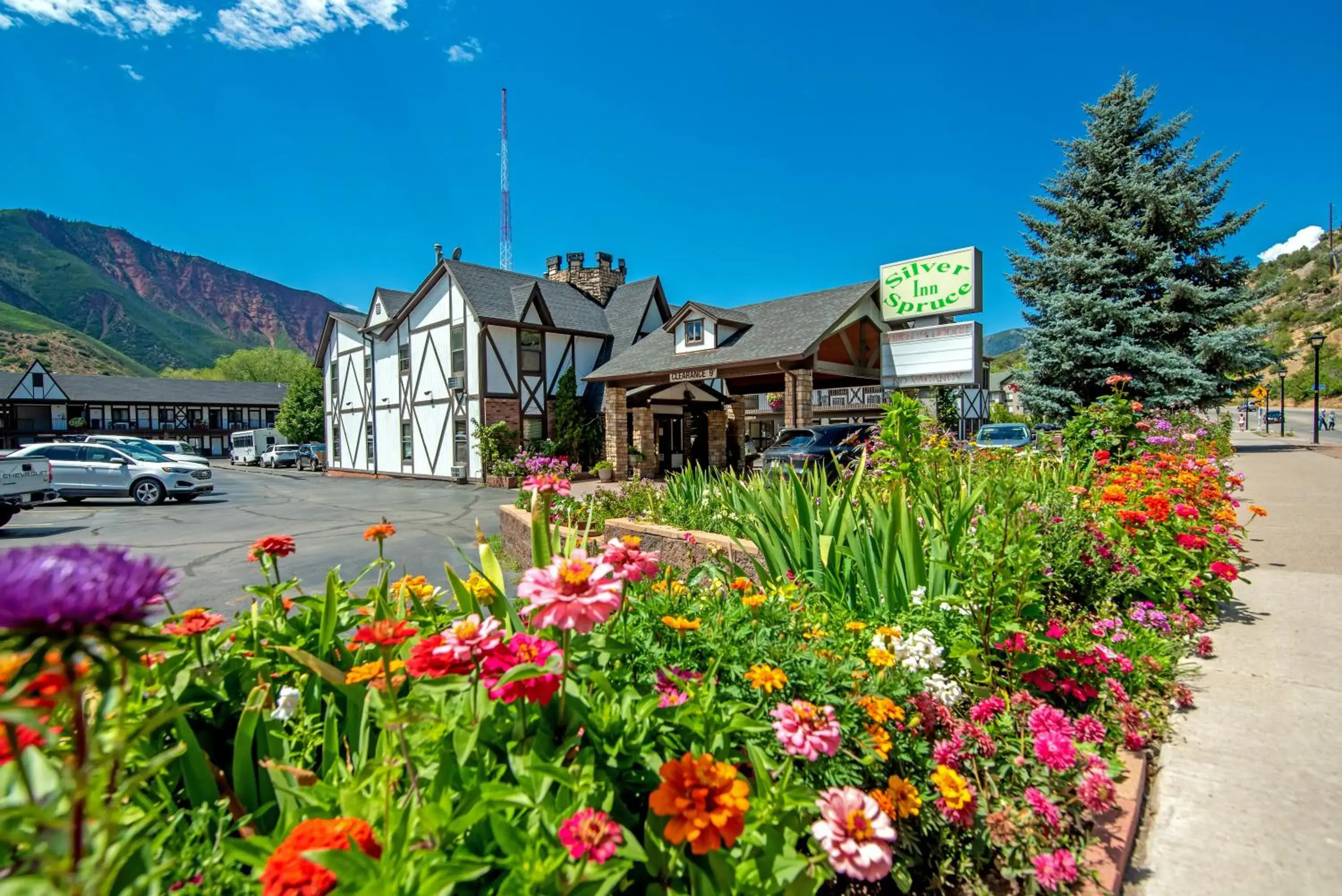 Garden view, Property Building in Silver Spruce Inn