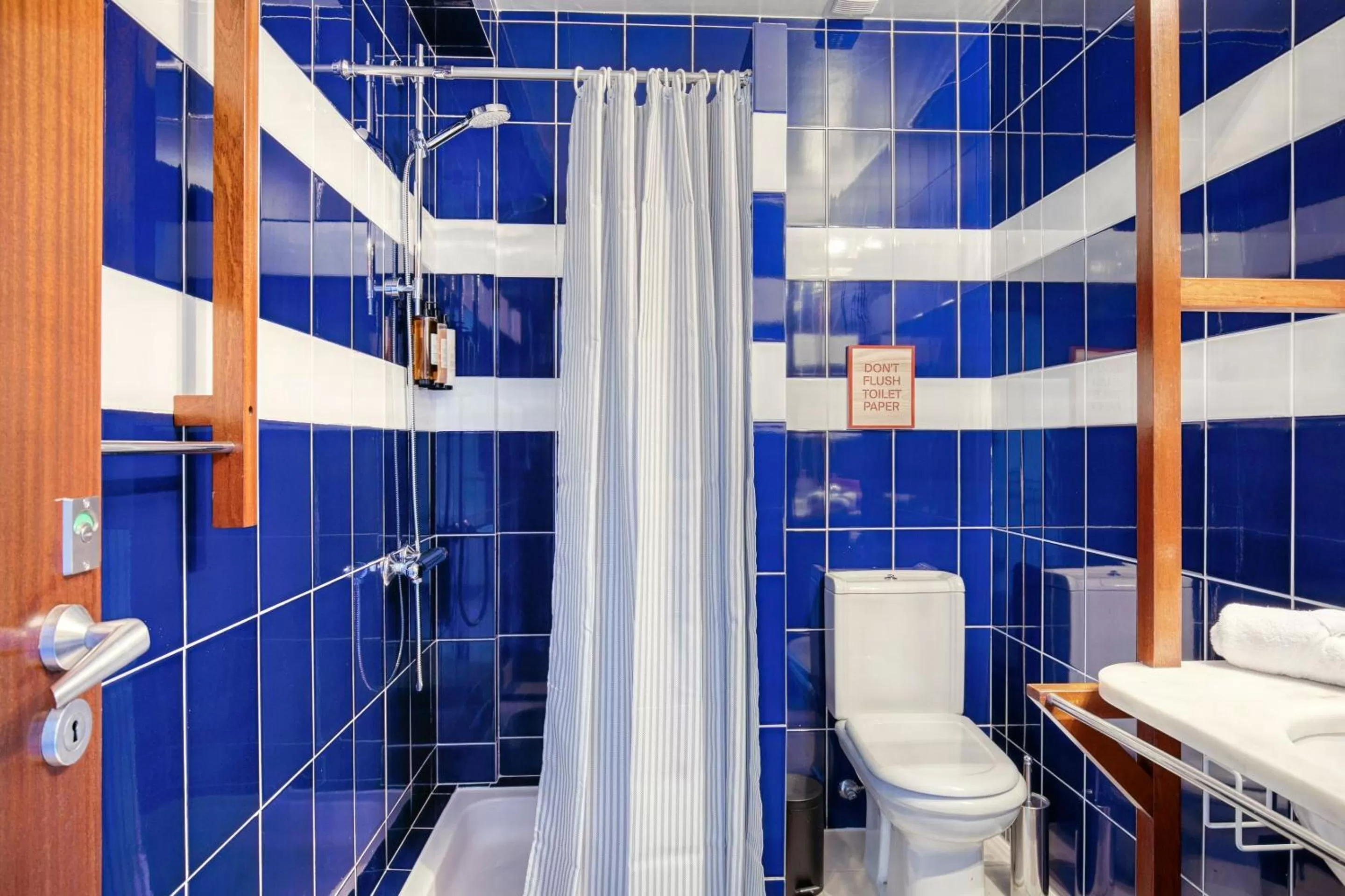 Bathroom in Malacuna Peniche