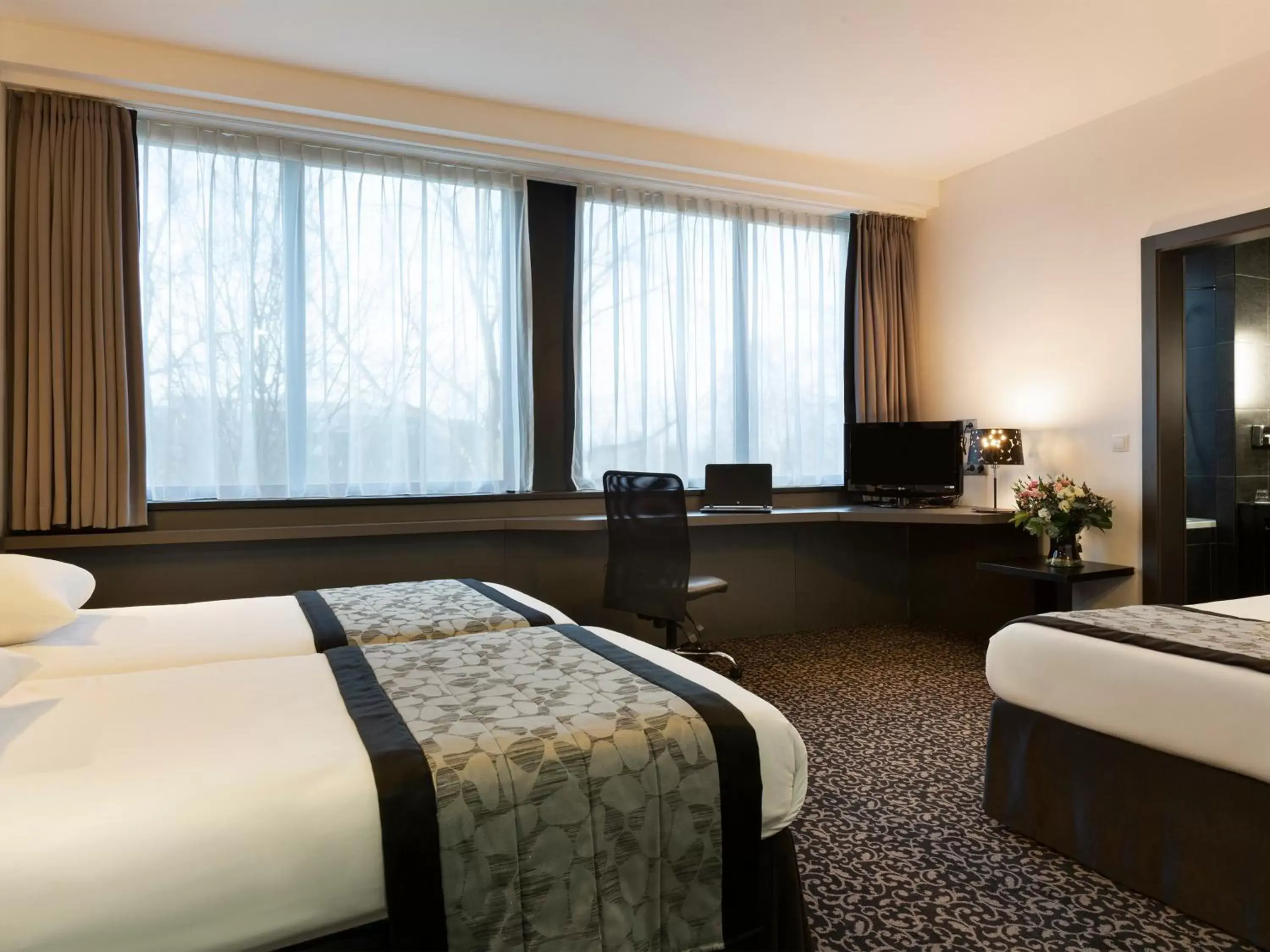 Photo of the whole room, Bed in Hotel Ramada Brussels Woluwe