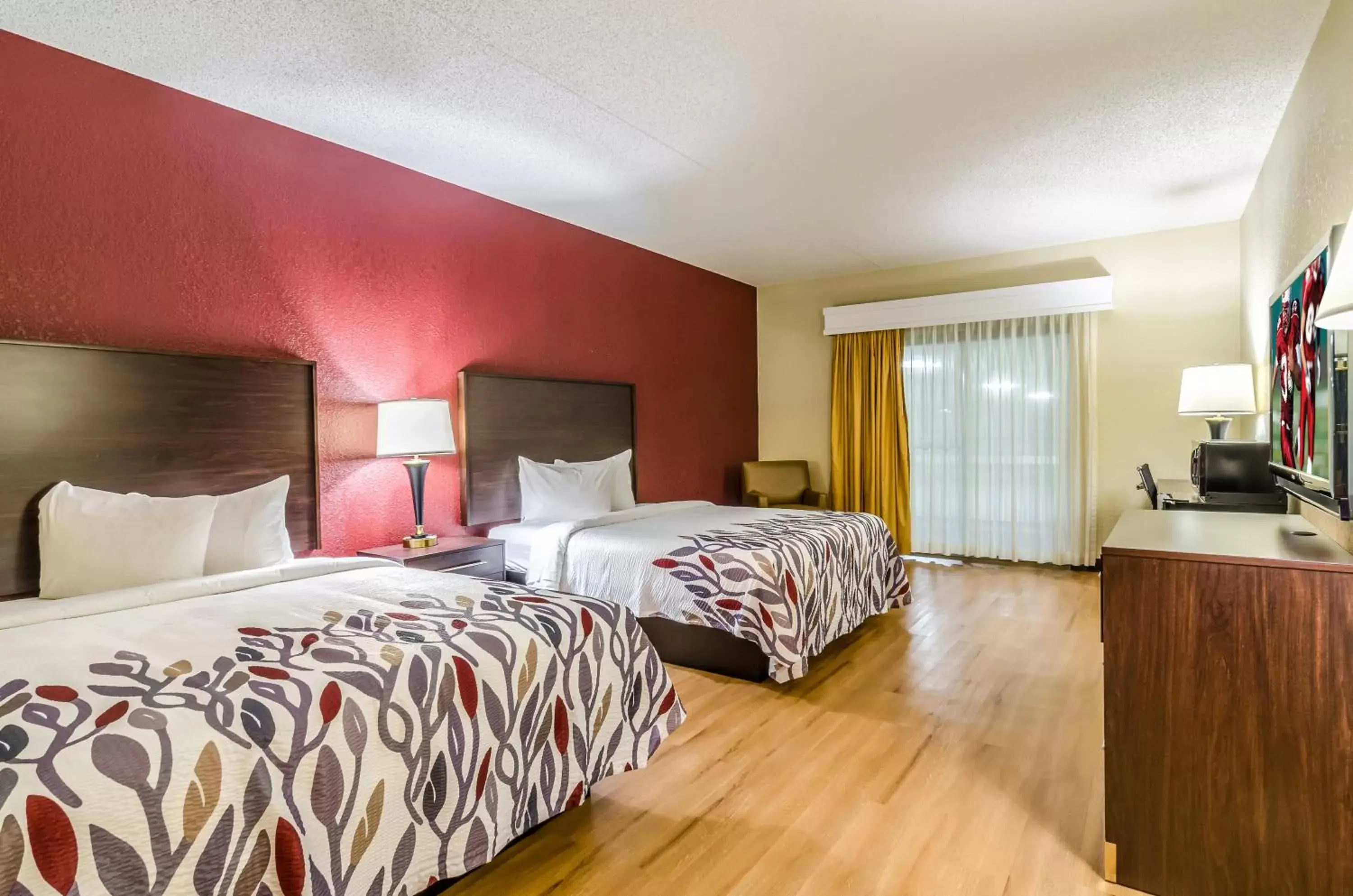 Photo of the whole room, Bed in Red Roof Inn & Conference Center Wichita Airport