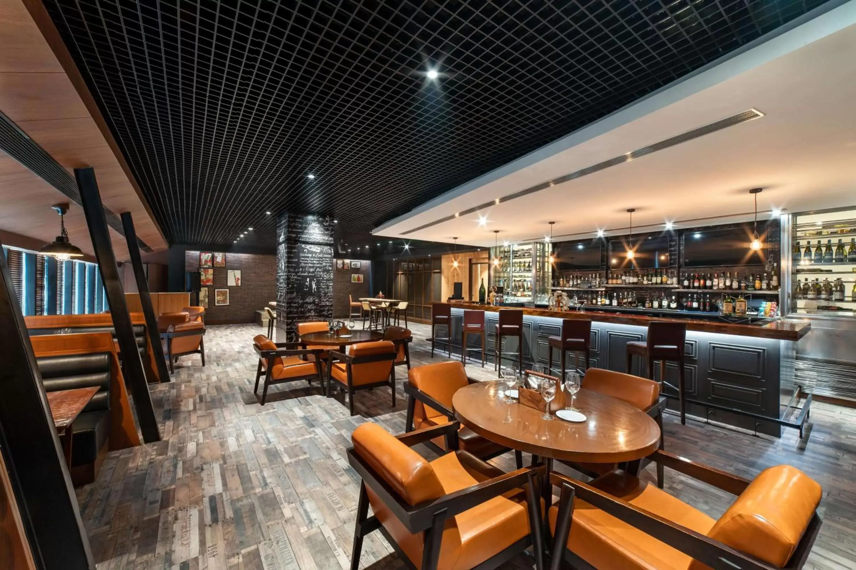 Lounge or bar, Restaurant/Places to Eat in Hilton Garden Inn New Delhi/Saket