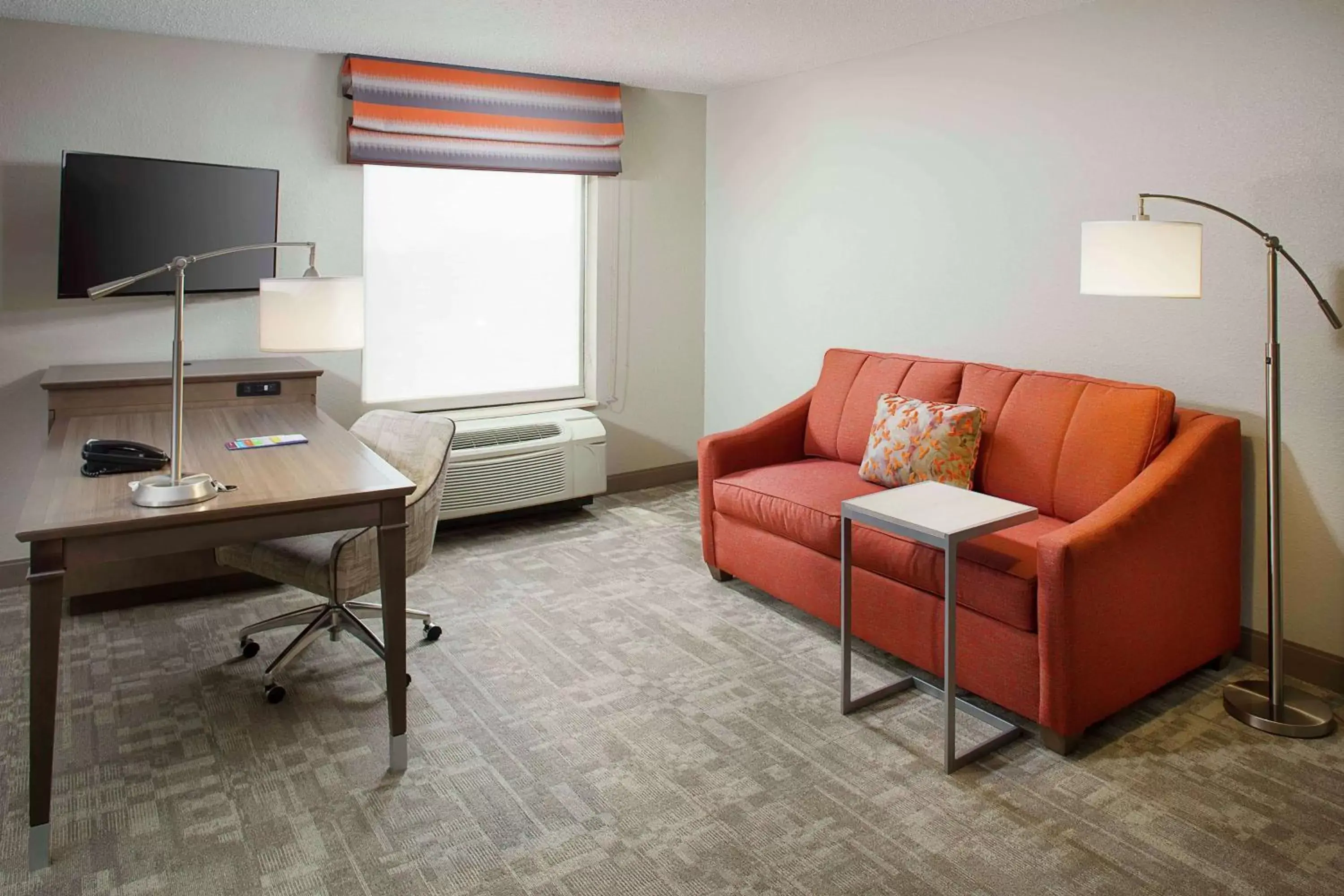 Bedroom, Seating Area in Hampton Inn by Hilton Garden City Long Island