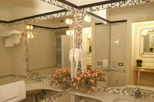 Toilet in Hotel Champagne Palace