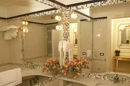 Toilet, Bathroom in Hotel Champagne Palace