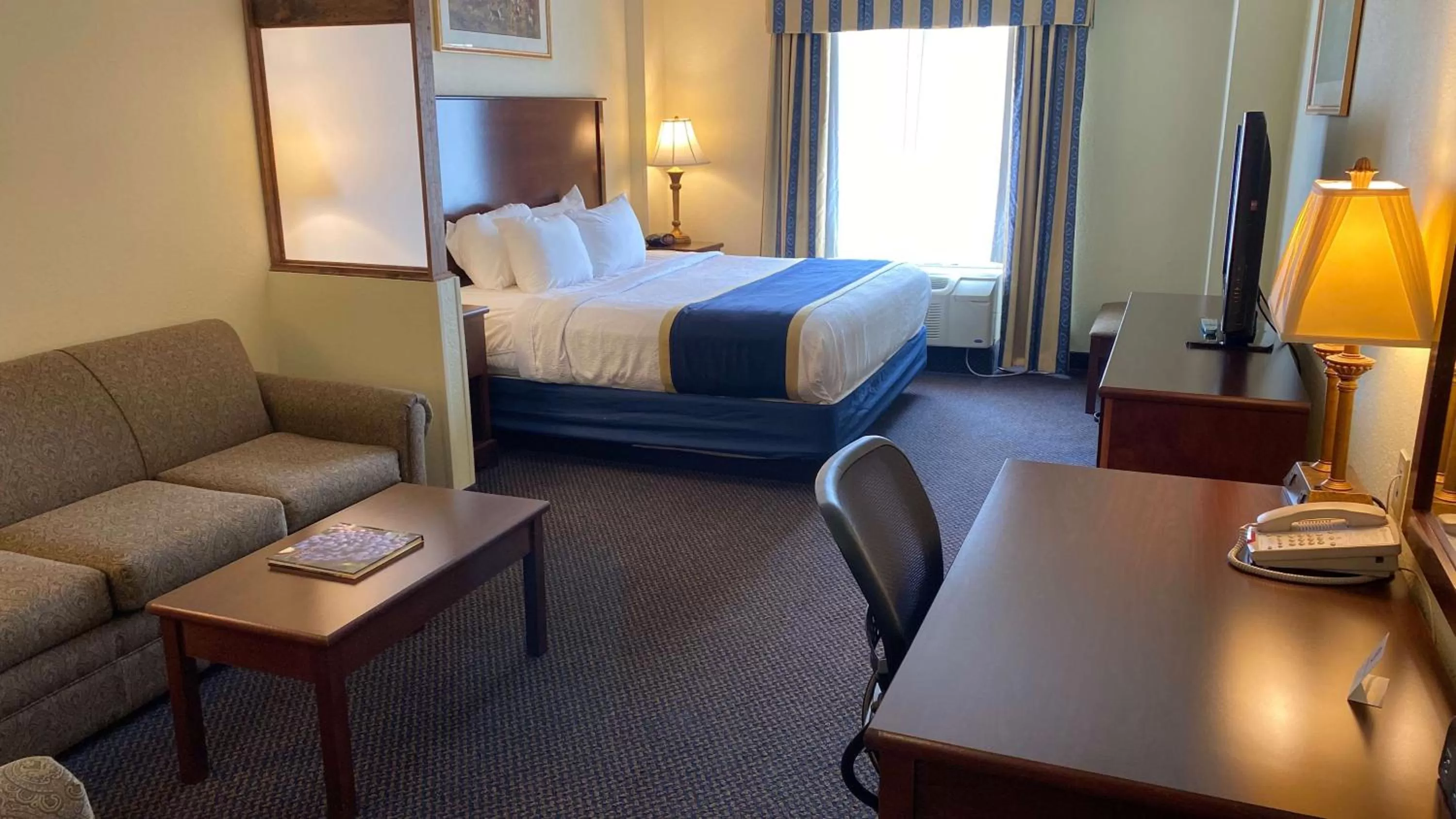 King Suite with Jacuzzi and Sofa Bed in Best Western Plus Crossroads Inn & Suites