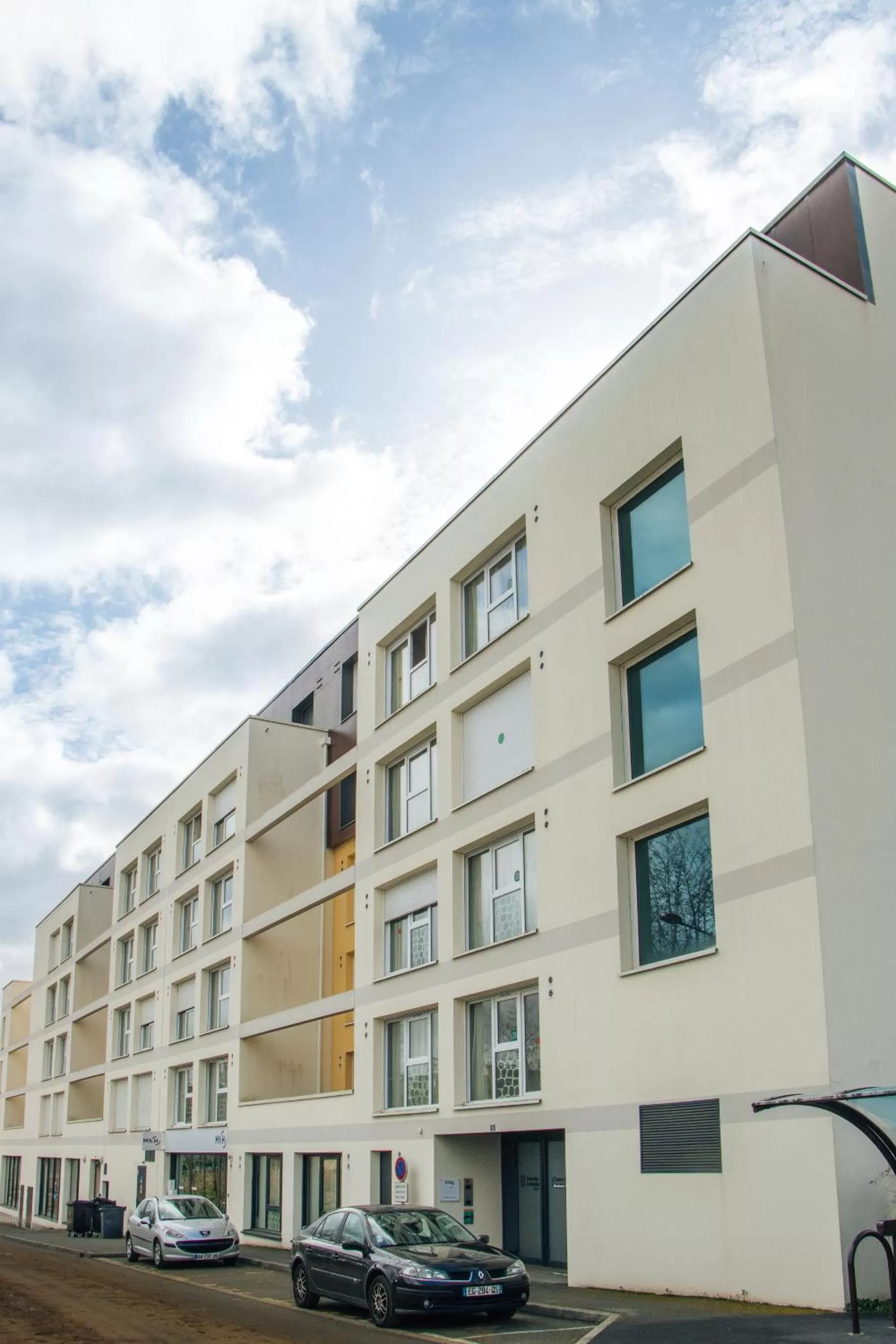 Property Building in Twenty Business Flats Le Mans Ouest