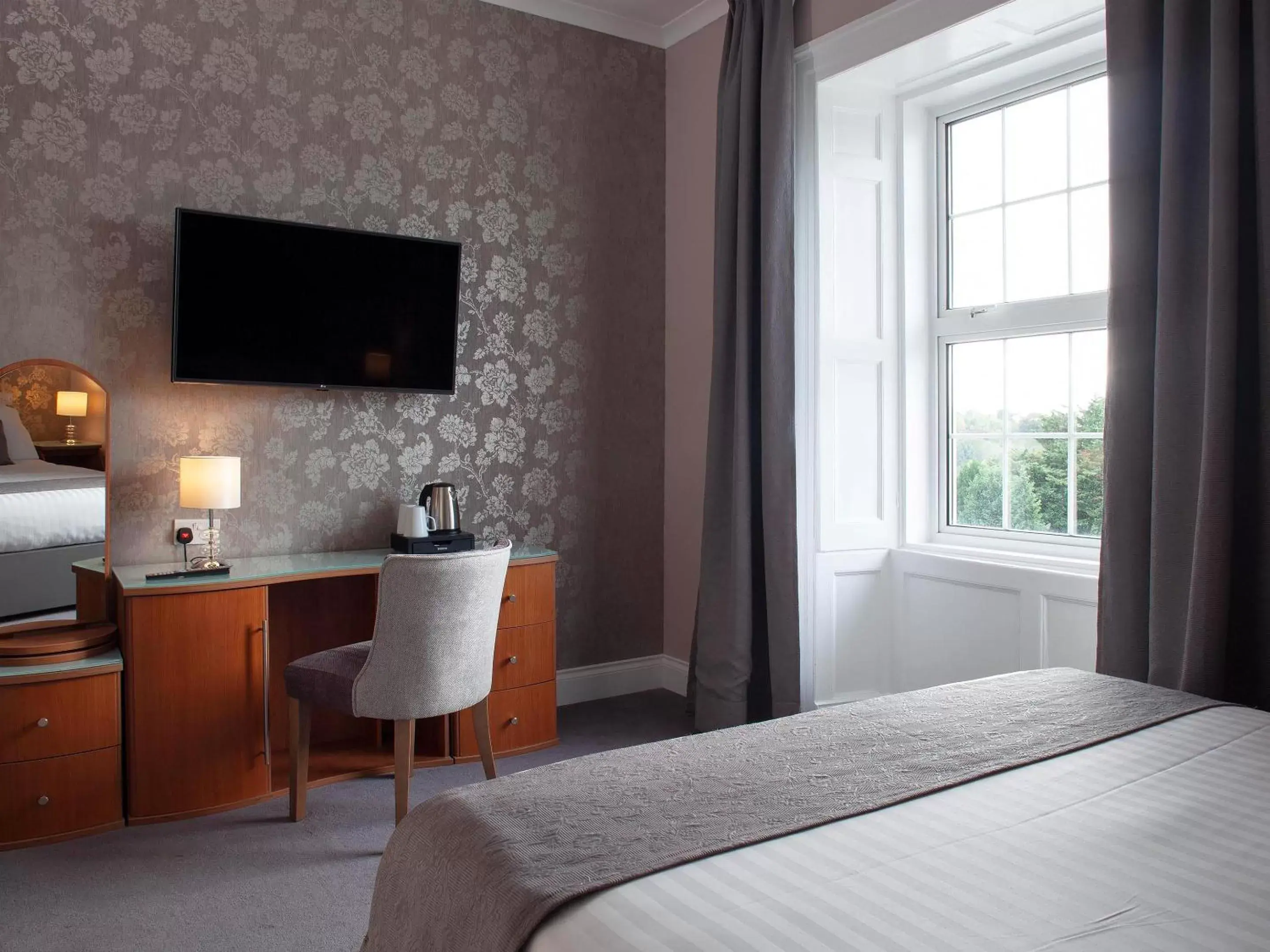 Bedroom, TV/Entertainment Center in Elfordleigh Hotel