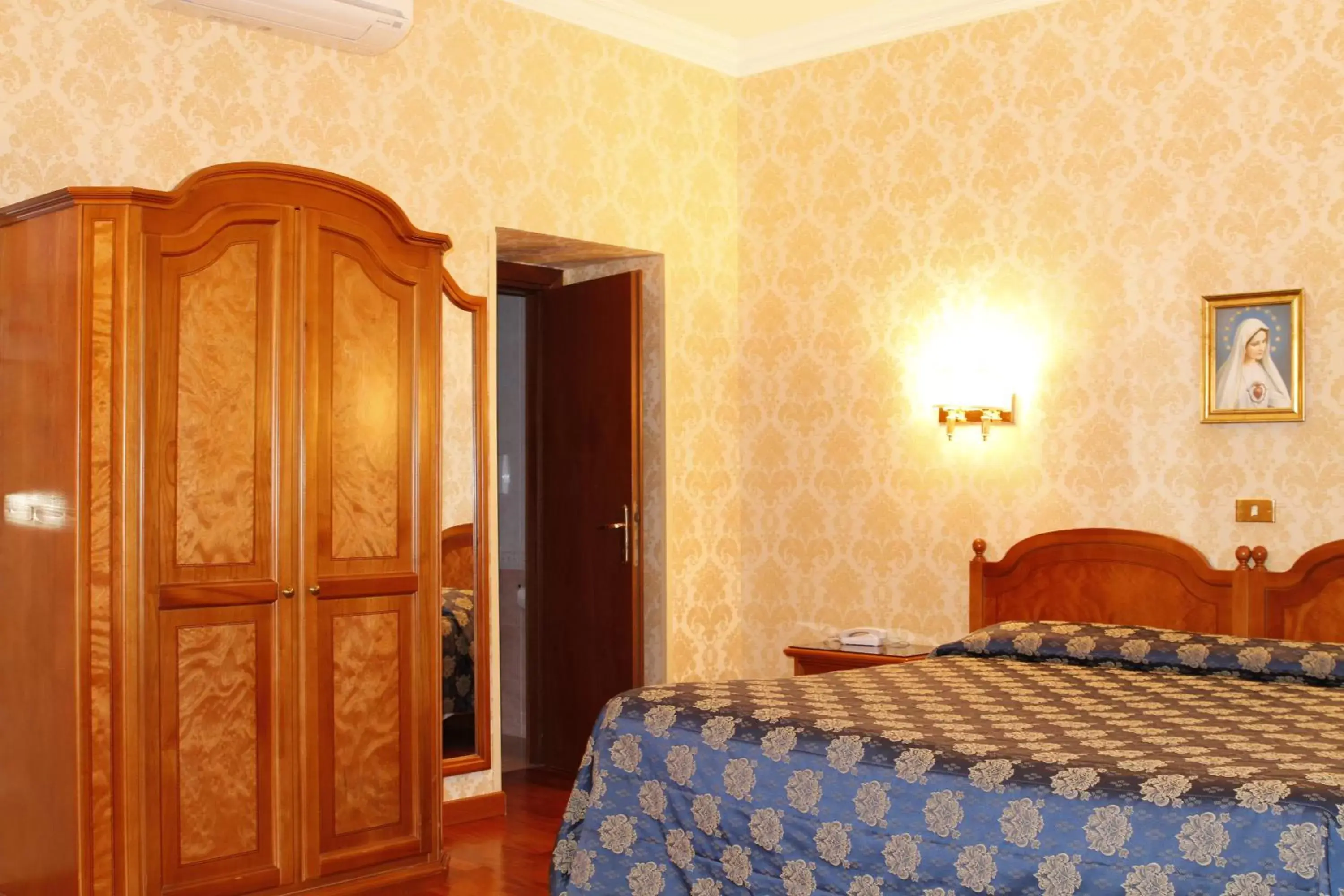 Bedroom, Bed in Hotel Pace Helvezia