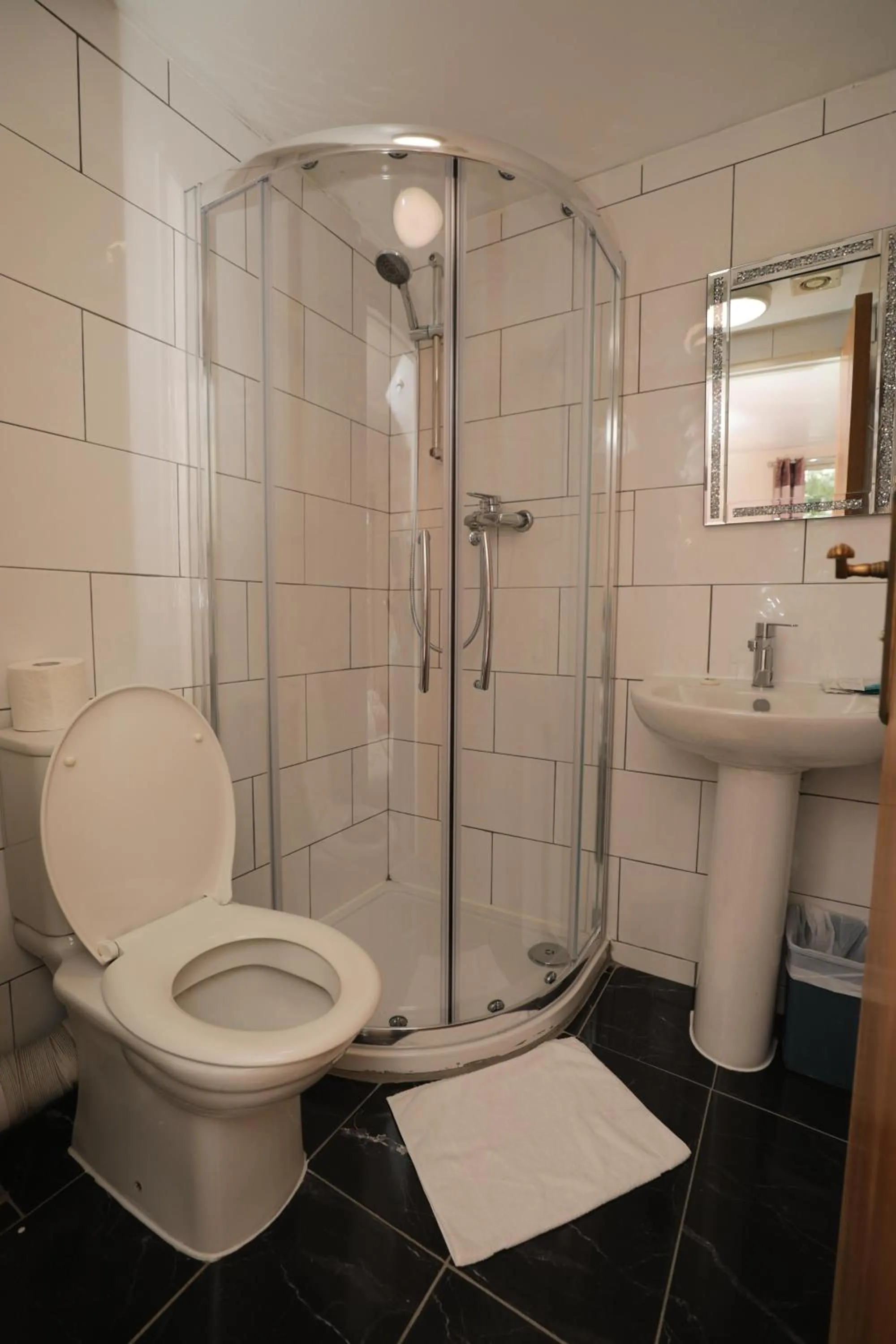 Shower in Holland Inn Hotel