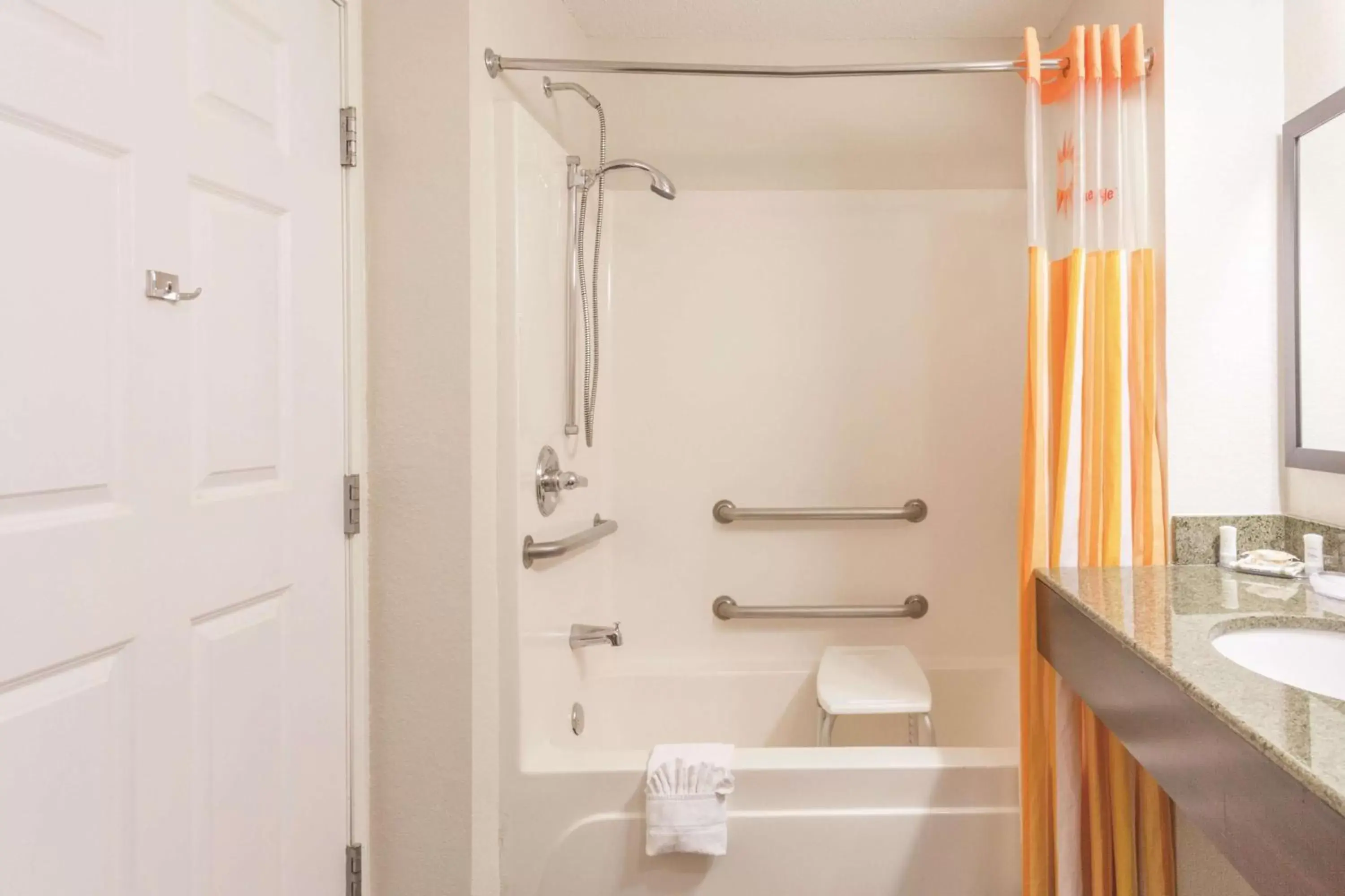 Photo of the whole room in La Quinta by Wyndham Elizabethtown Photo of the whole room in La Quinta by Wyndham Elizabethtown