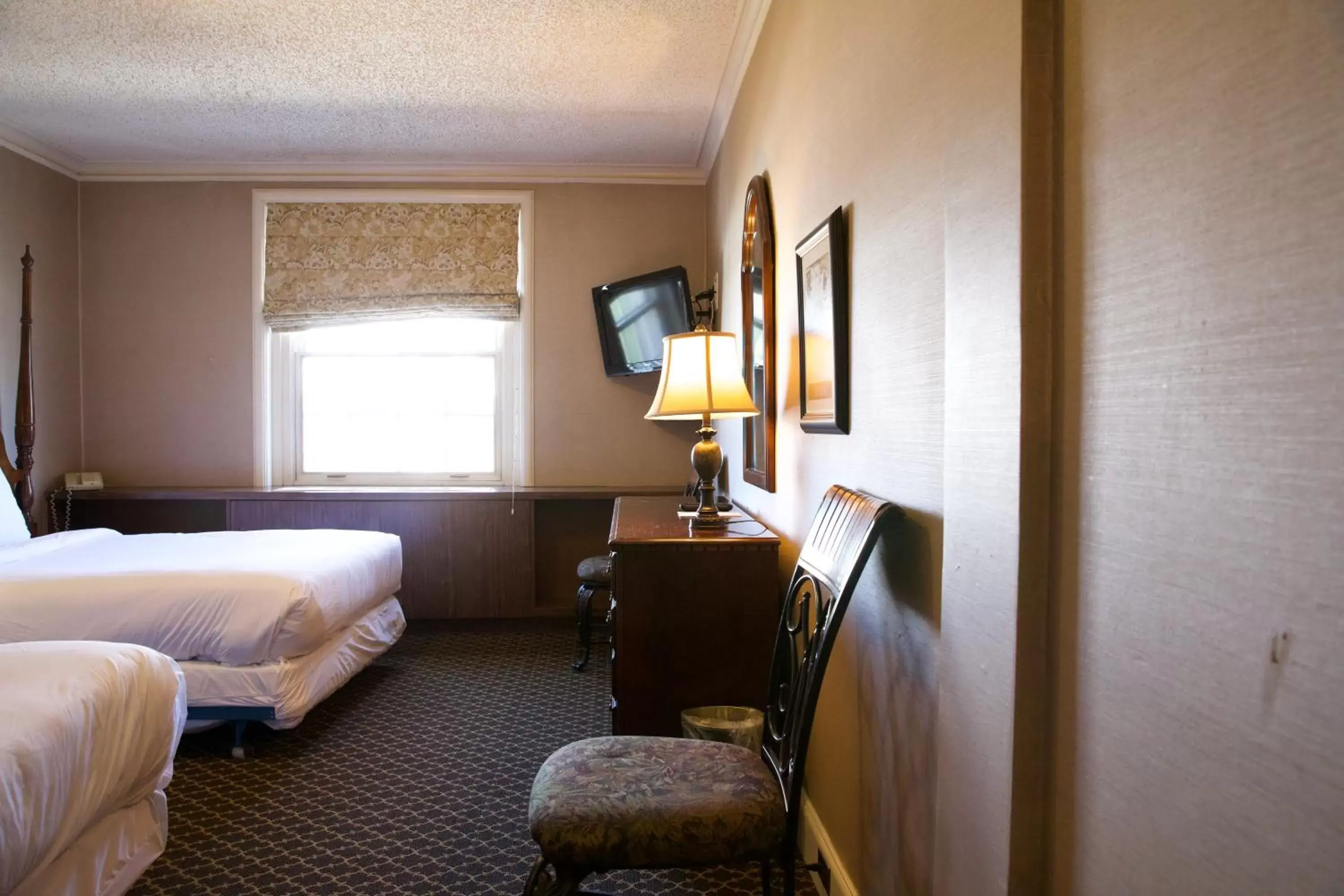 Photo of the whole room, TV/Entertainment Center in Spokane Club Hotel