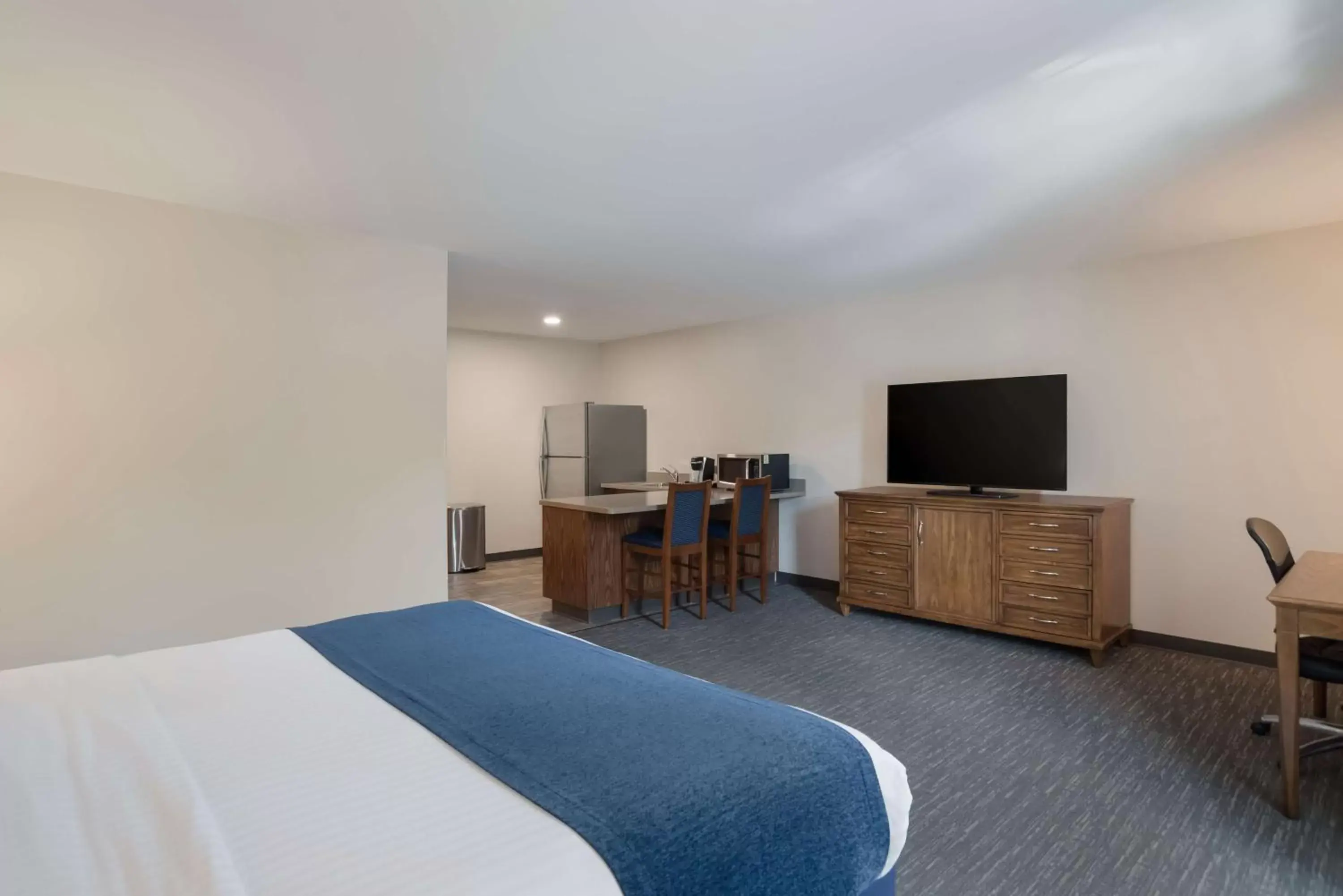 Bedroom, TV/Entertainment Center in SureStay Plus Hotel by Best Western Elizabethtown Hershey