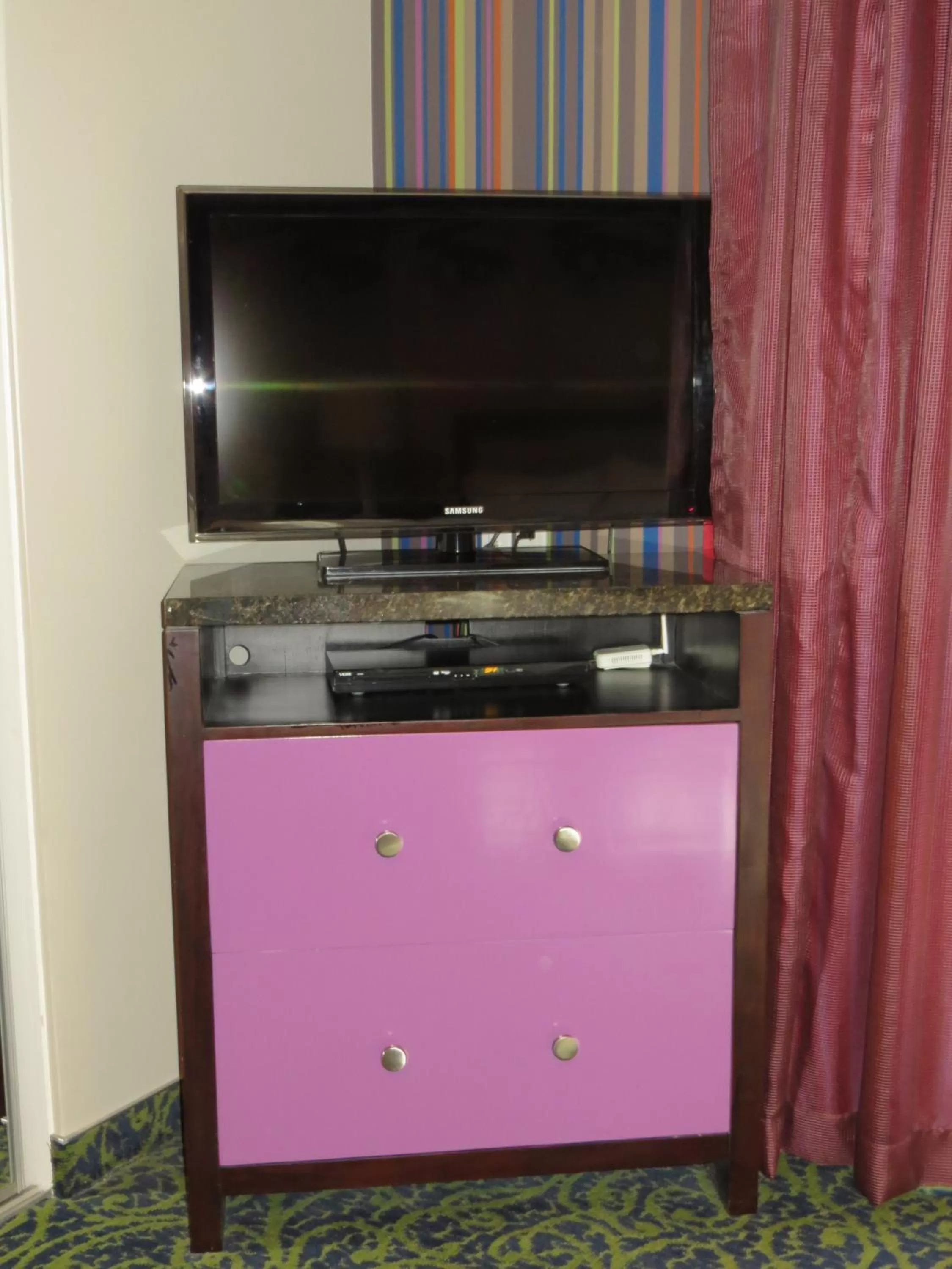 TV and multimedia in 7 Springs Inn & Suites