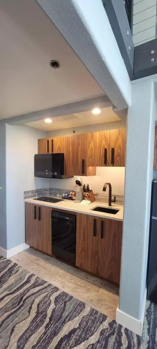 Kitchen/Kitchenette in The Seaside Oceanfront Inn