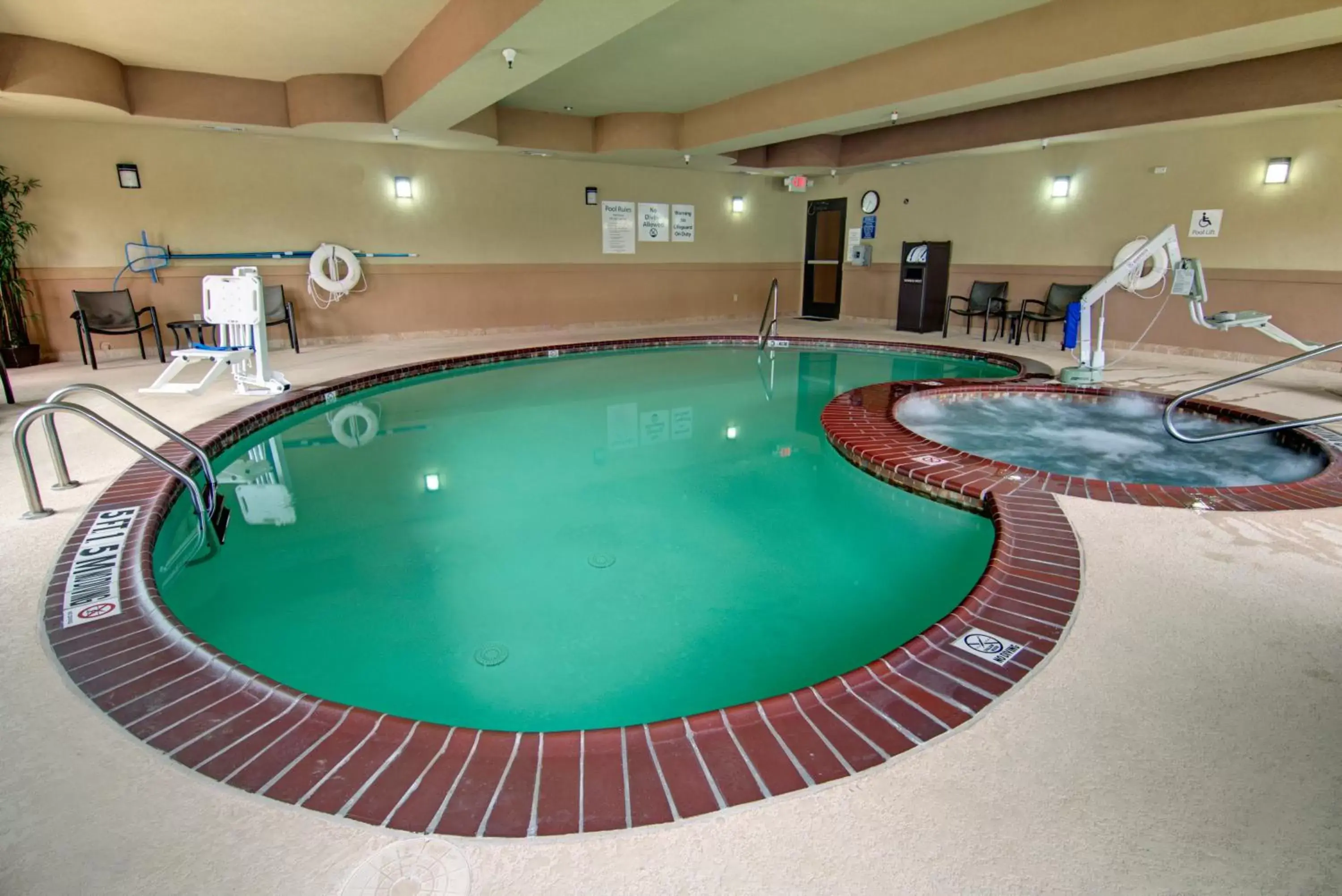 Swimming Pool in Holiday Inn Express Hotel & Suites Paris, an IHG Hotel