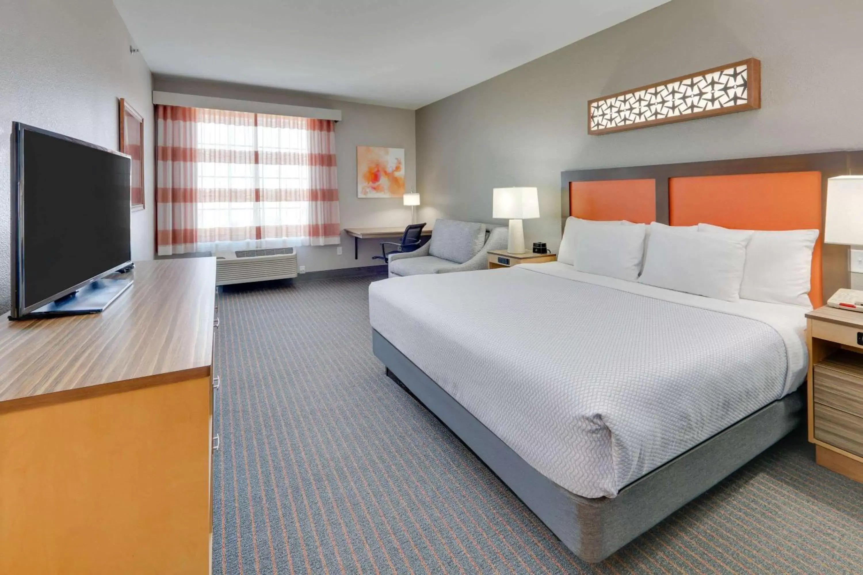 Photo of the whole room, Bed in La Quinta by Wyndham Dallas Love Field