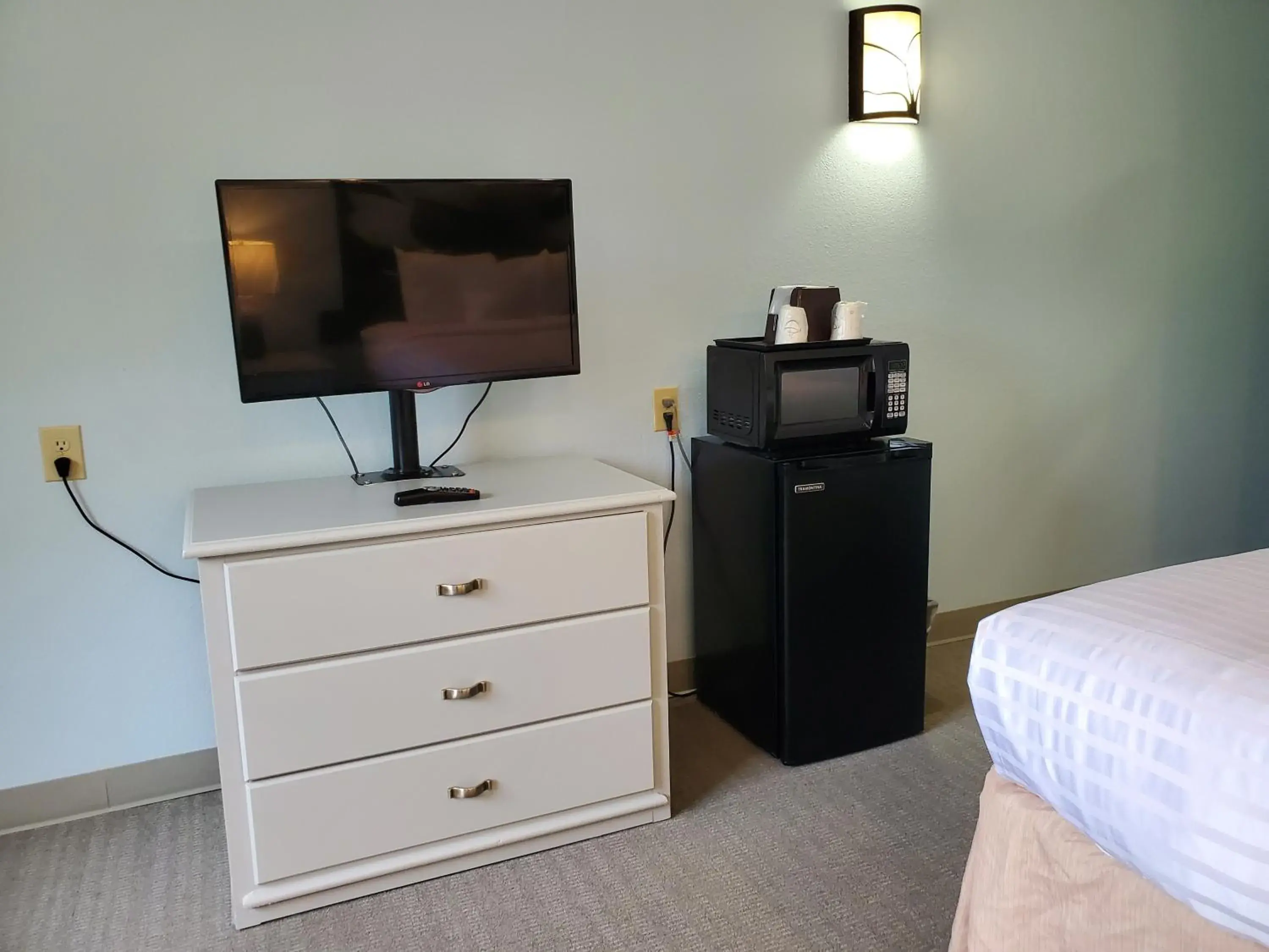 TV and multimedia, TV/Entertainment Center in Coastal Inn & Suites