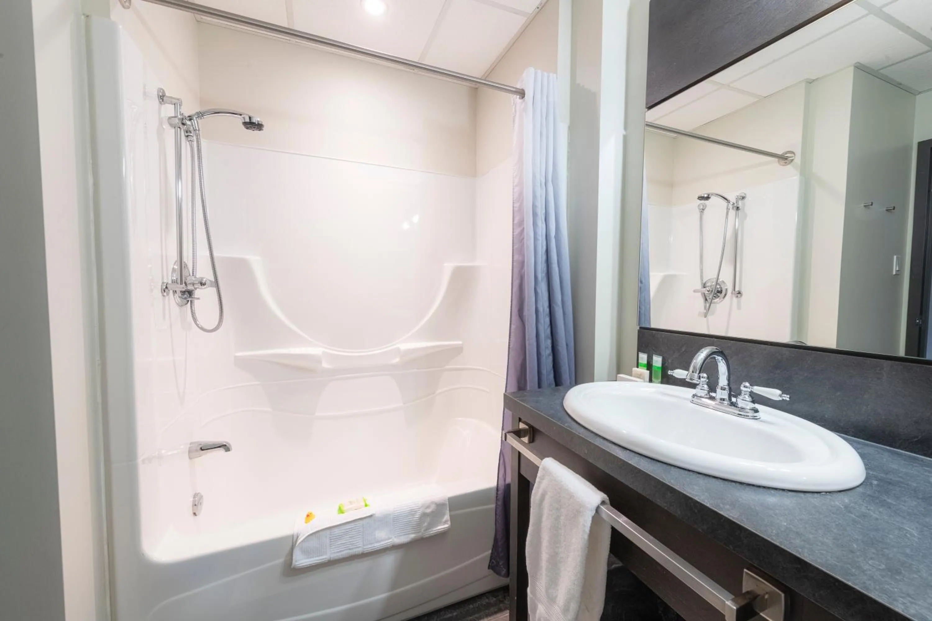 Shower in Grand Times Hotel – Aeroport de Quebec