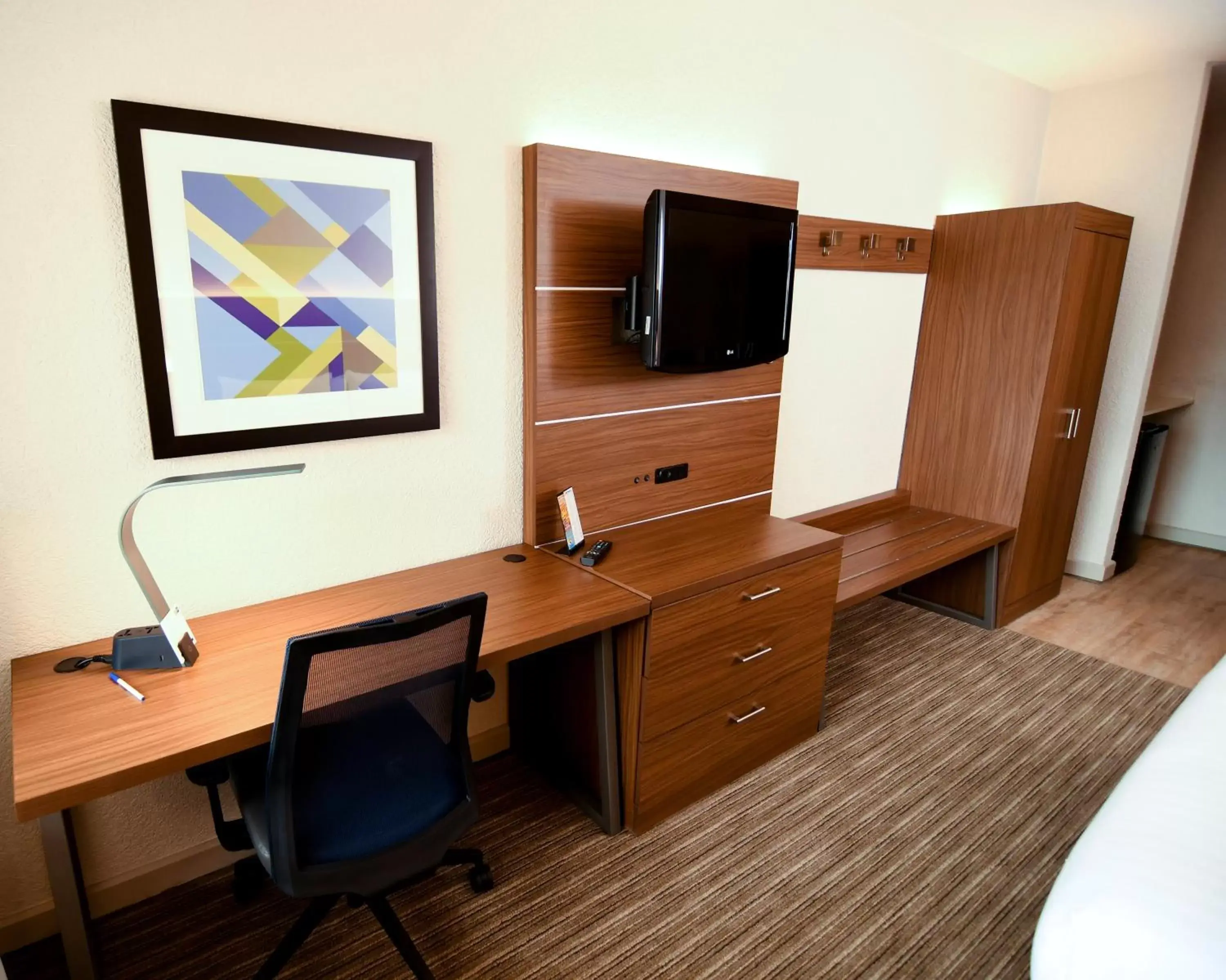 Photo of the whole room, TV/Entertainment Center in Holiday Inn Express Hotel & Suites Port Clinton-Catawba Island, an IHG Hotel