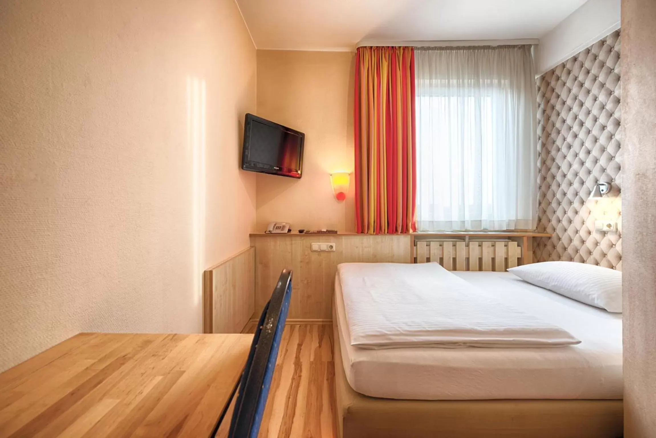 Photo of the whole room, Bed in enjoy hotel Berlin City Messe