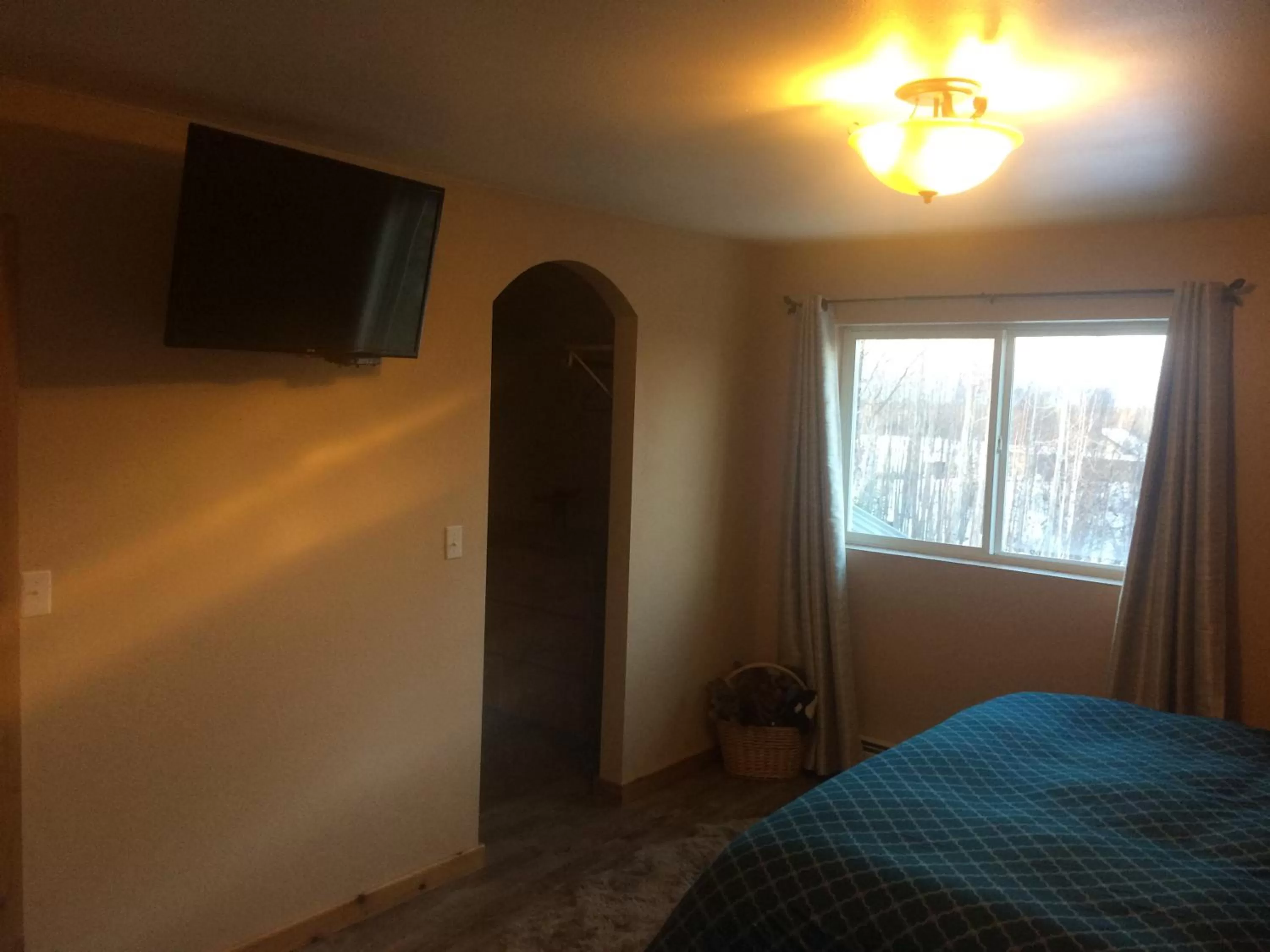 Bedroom, TV/Entertainment Center in Fishhook Sunrise B&B