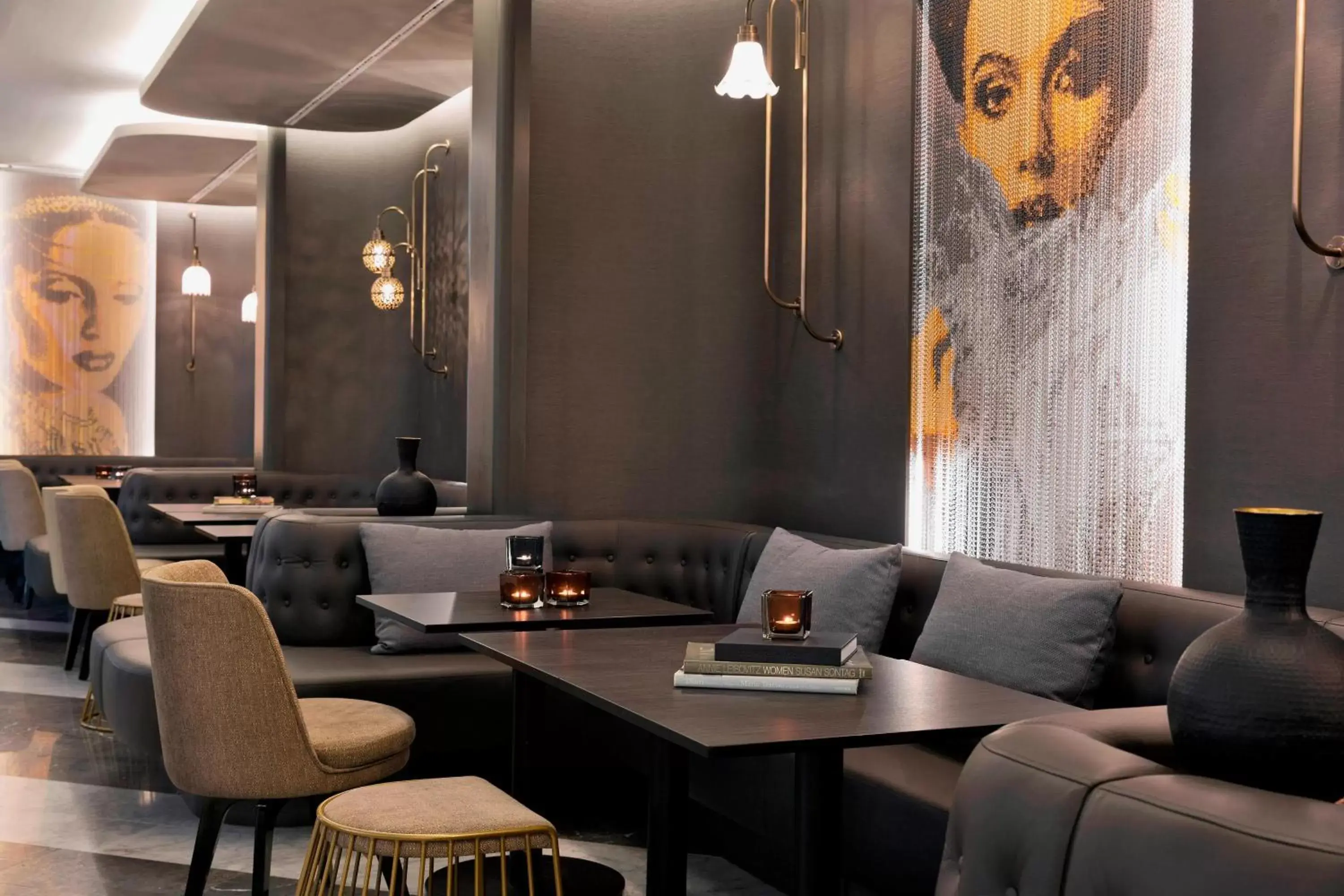 Lounge or bar in Renaissance Wien Hotel