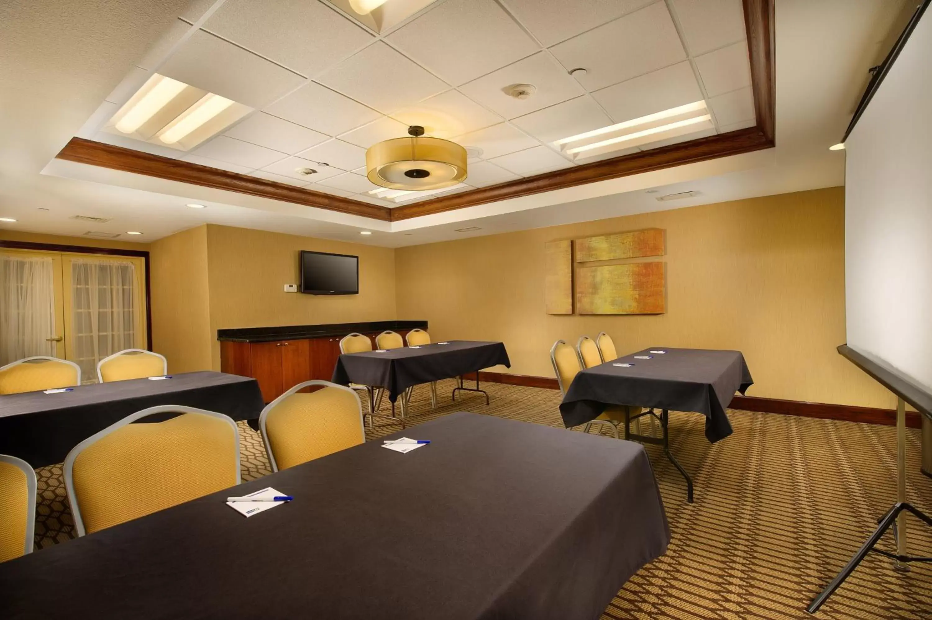 Meeting/conference room in Holiday Inn Express & Suites Manassas, an IHG Hotel