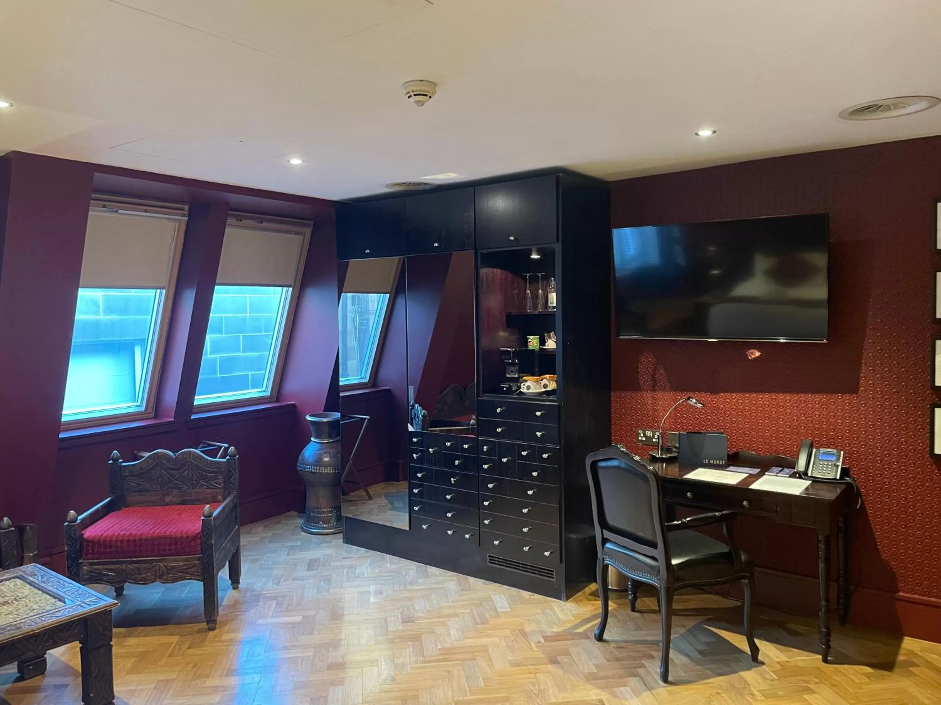 Bedroom in Le Monde Hotel