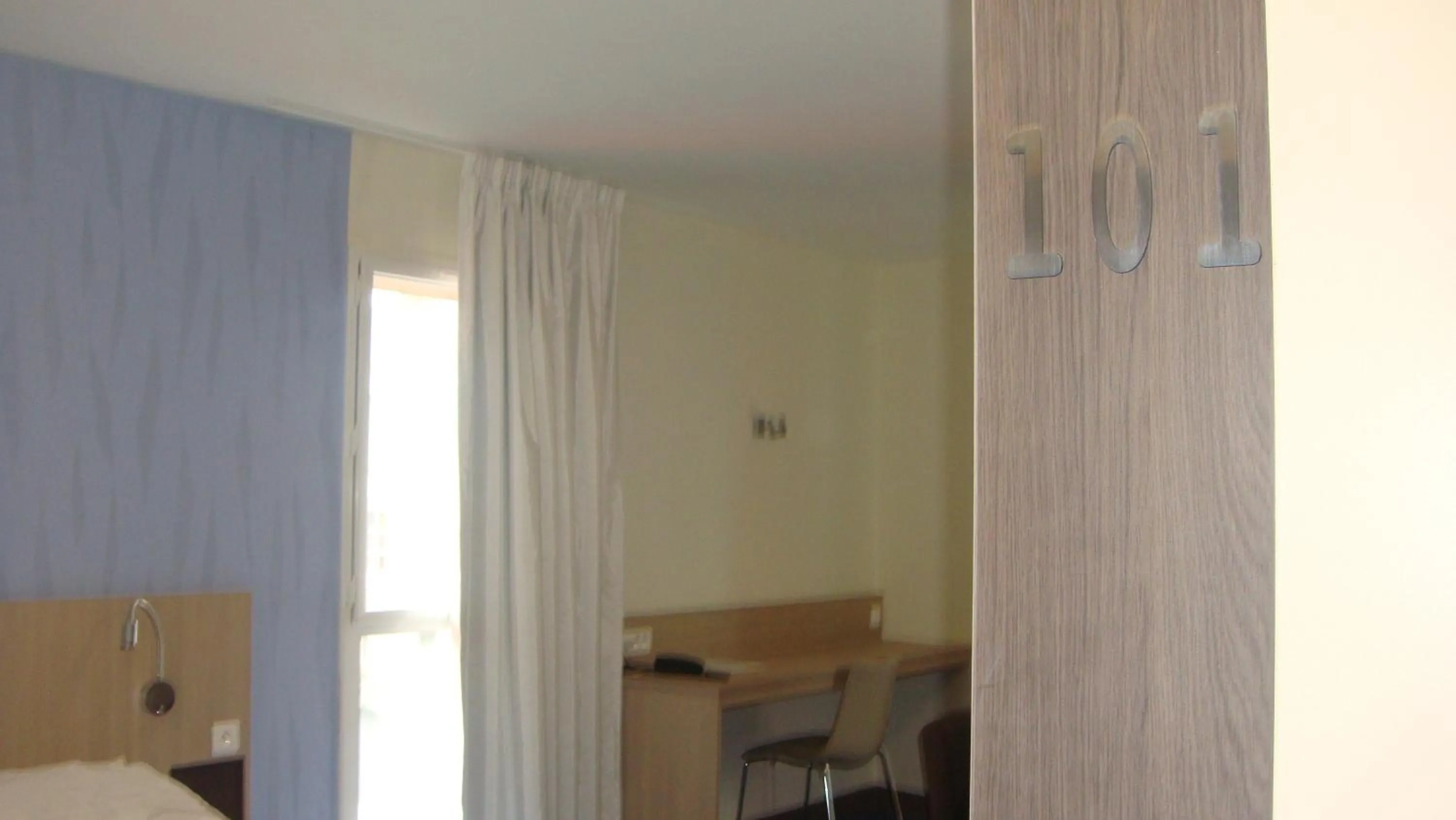 Seating area in The Originals Access, Hôtel Cholet Gare