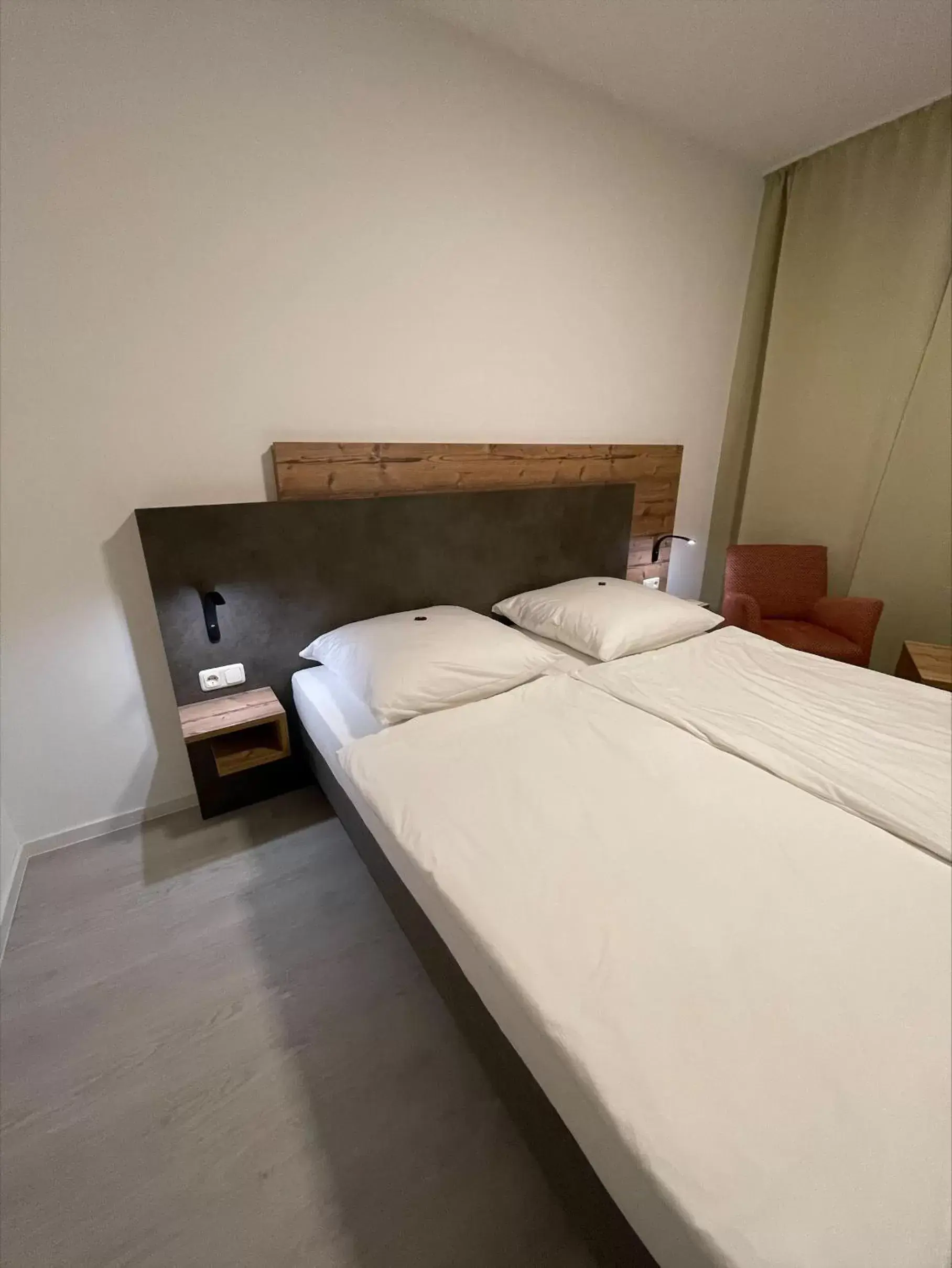 Bedroom, Bed in Hotel Mintarder Wasserbahnhof