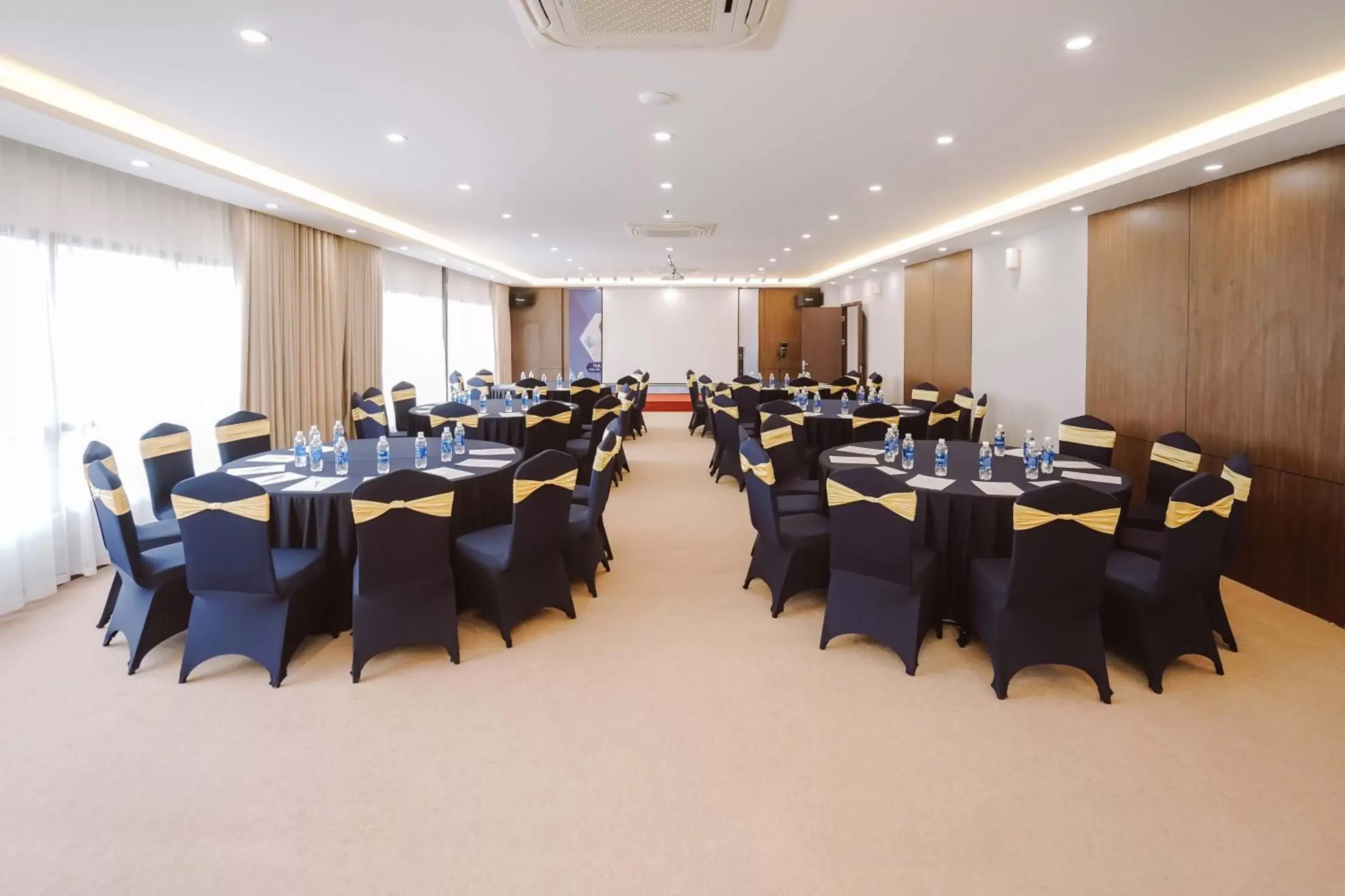 Business facilities, Banquet Facilities in Reyna Hotel Hanoi & Spa