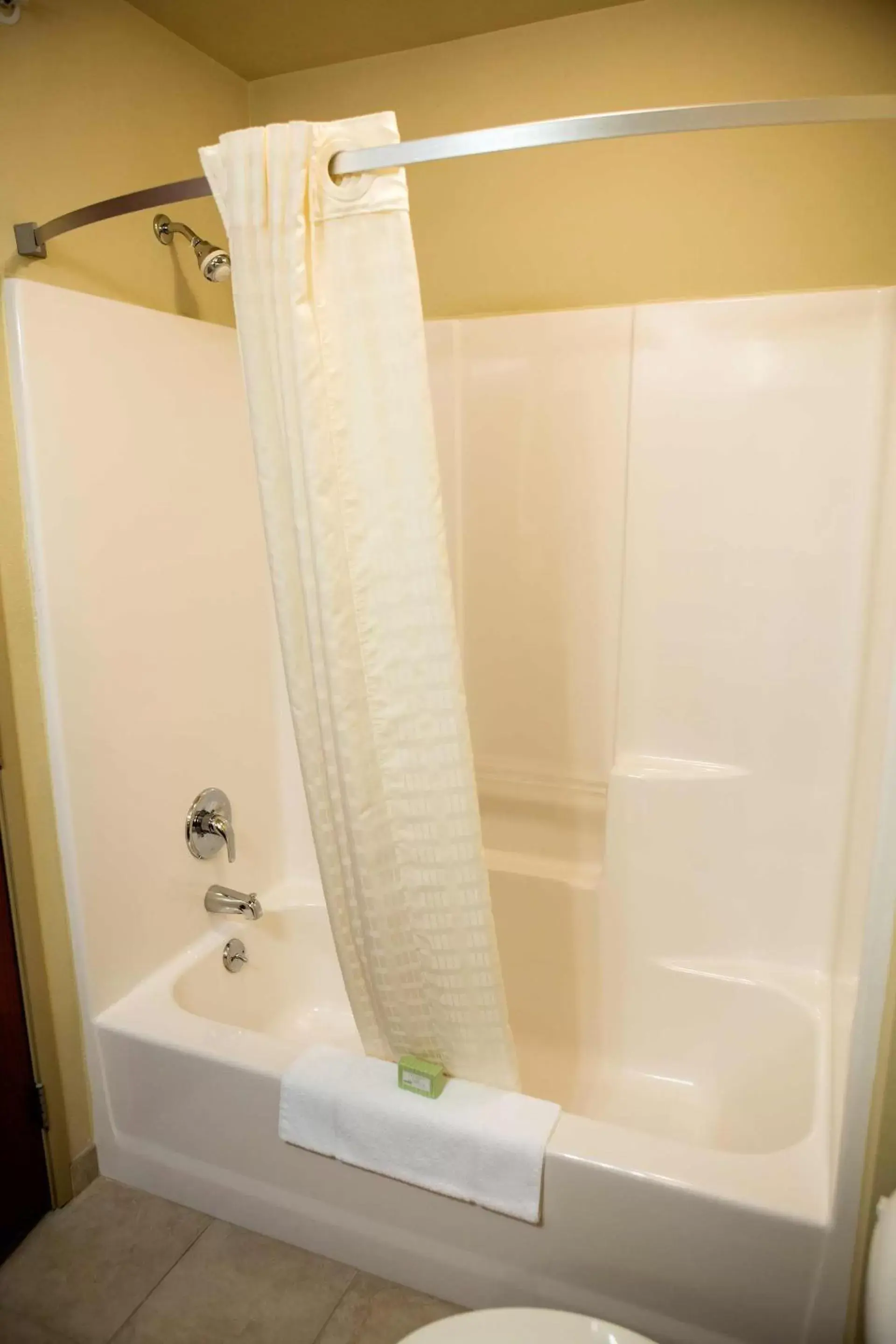 Bathroom in Cobblestone Hotel & Suites - Knoxville