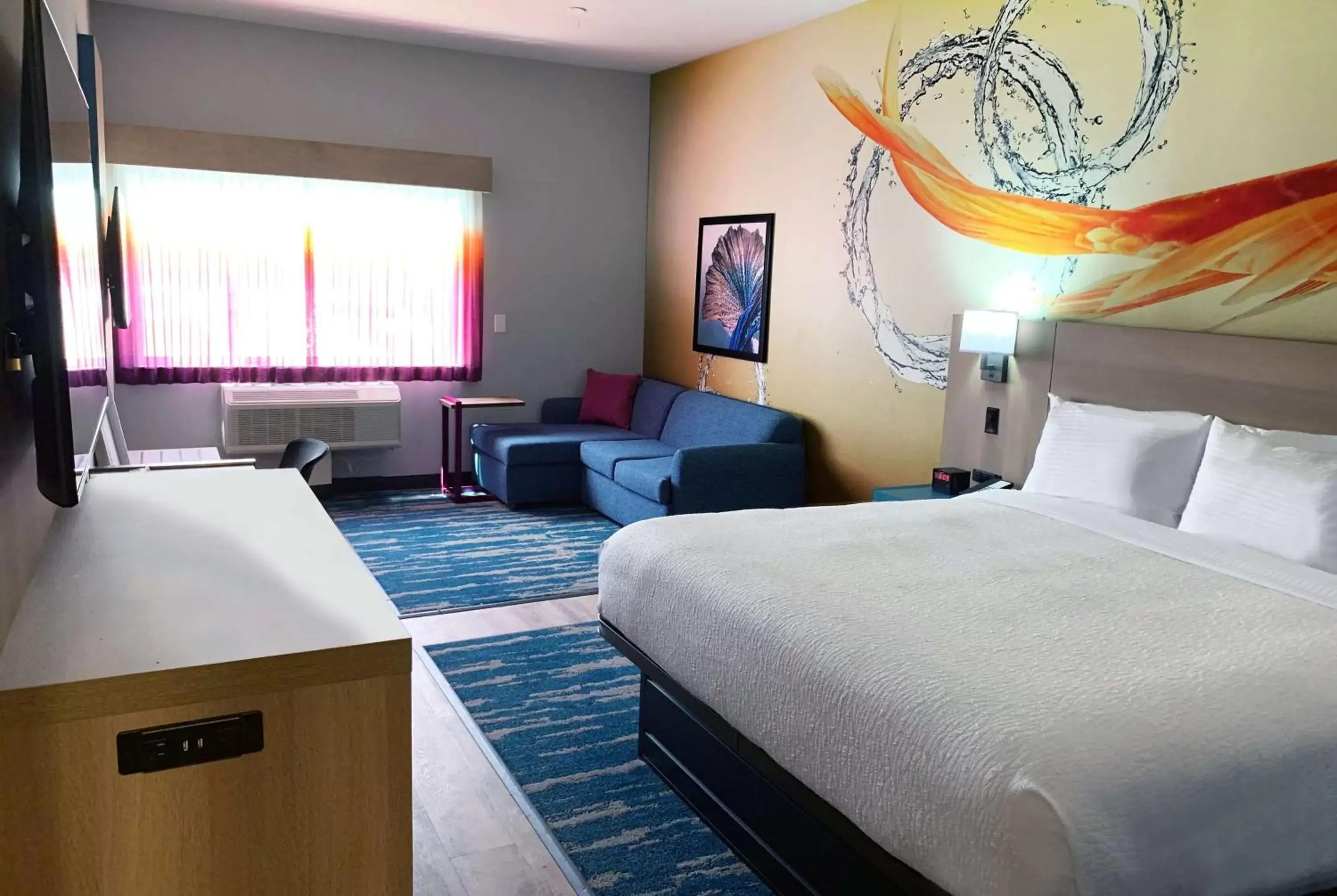 1 King Bed, Deluxe Mobility and Hearing Impaired Accessible Room, Non-Smoking in La Quinta Inn & Suites by Wyndham San Antonio Seaworld LAFB 1 King Bed, Deluxe Mobility and Hearing Impaired Accessible Room, Non-Smoking in La Quinta Inn & Suites by Wyndham San Antonio Seaworld LAFB