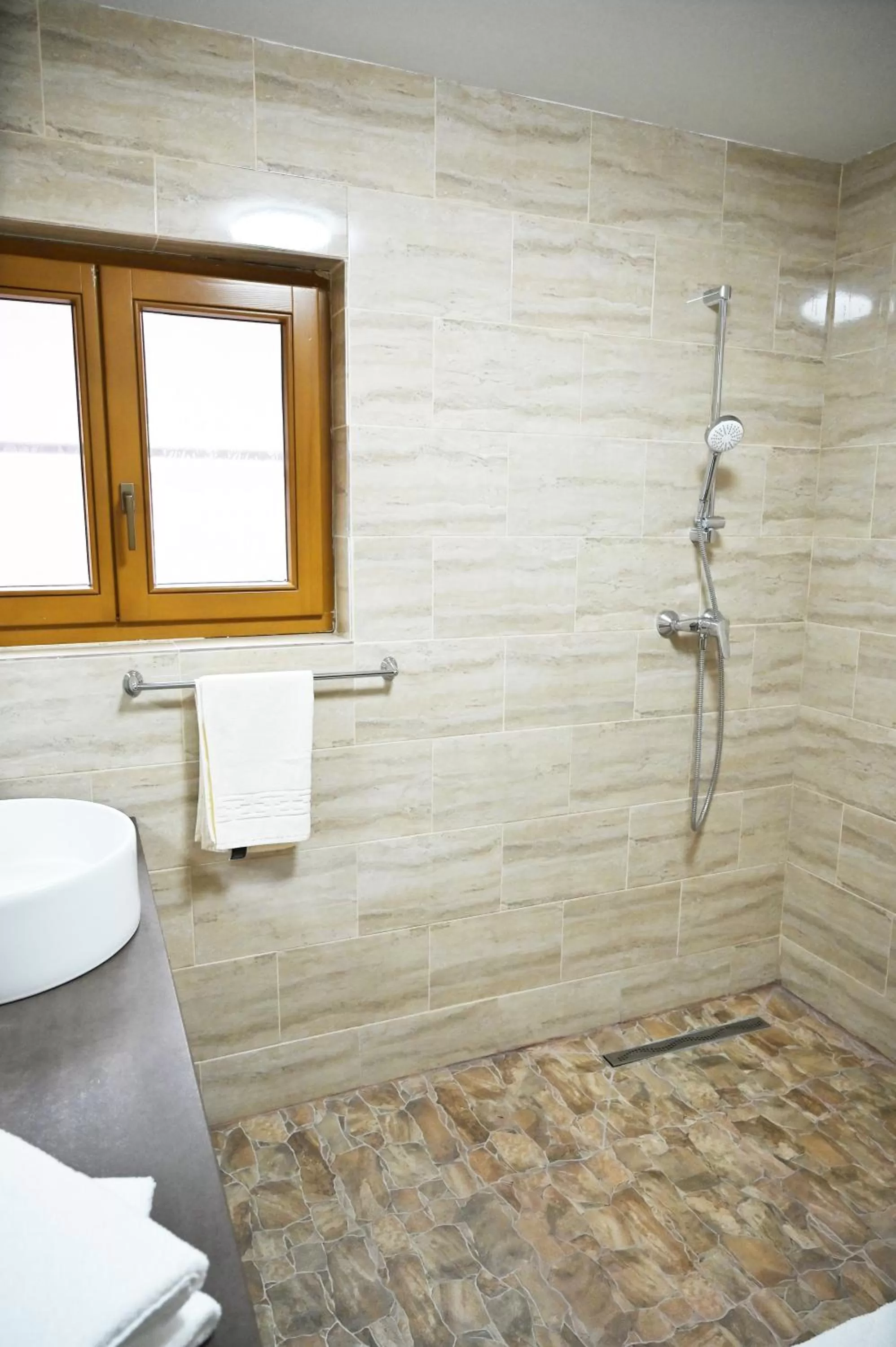 Shower in Conacul Radacinilor