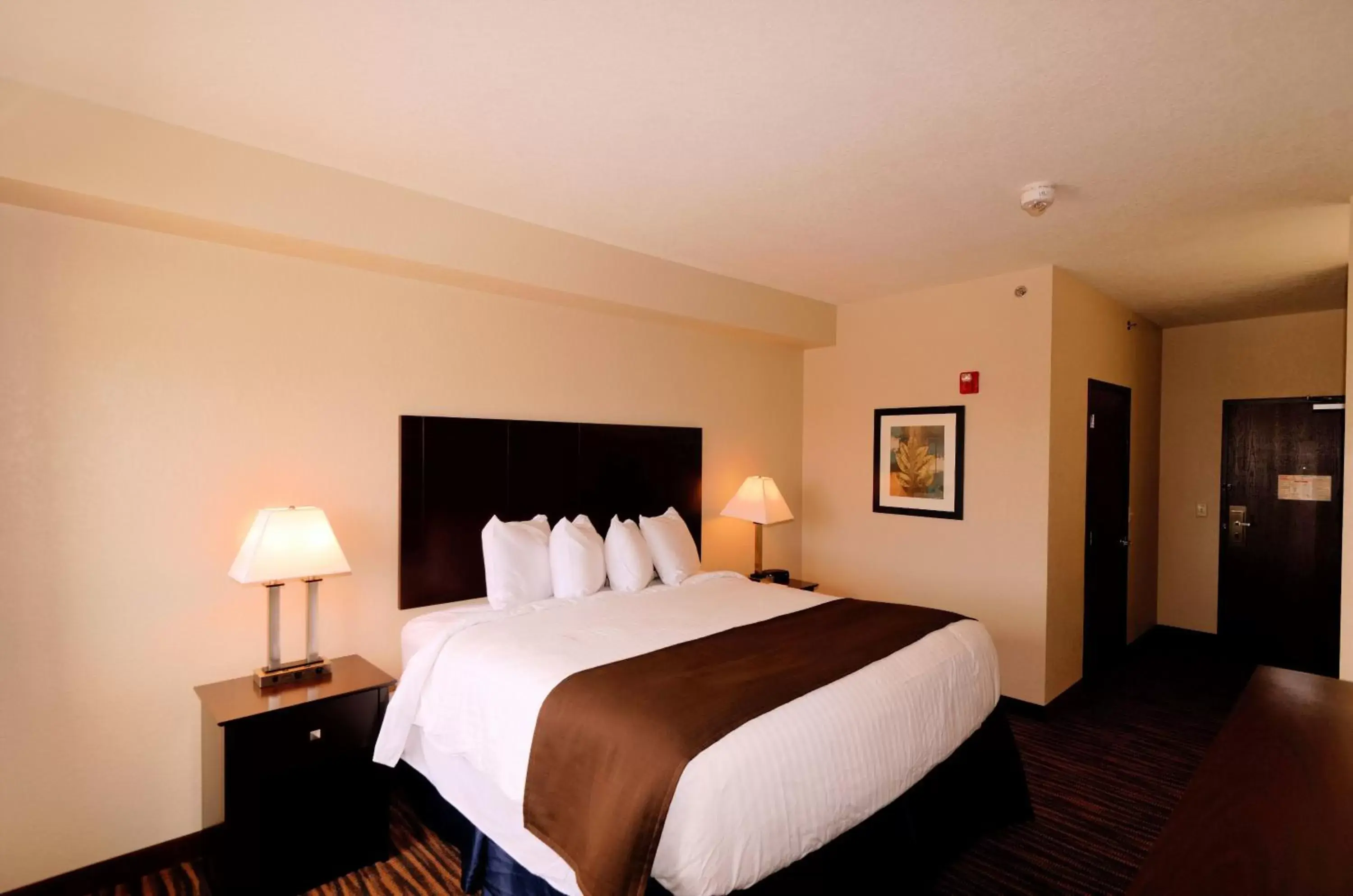 Bed in Cobblestone Inn & Suites - Denison | Oak Ridge