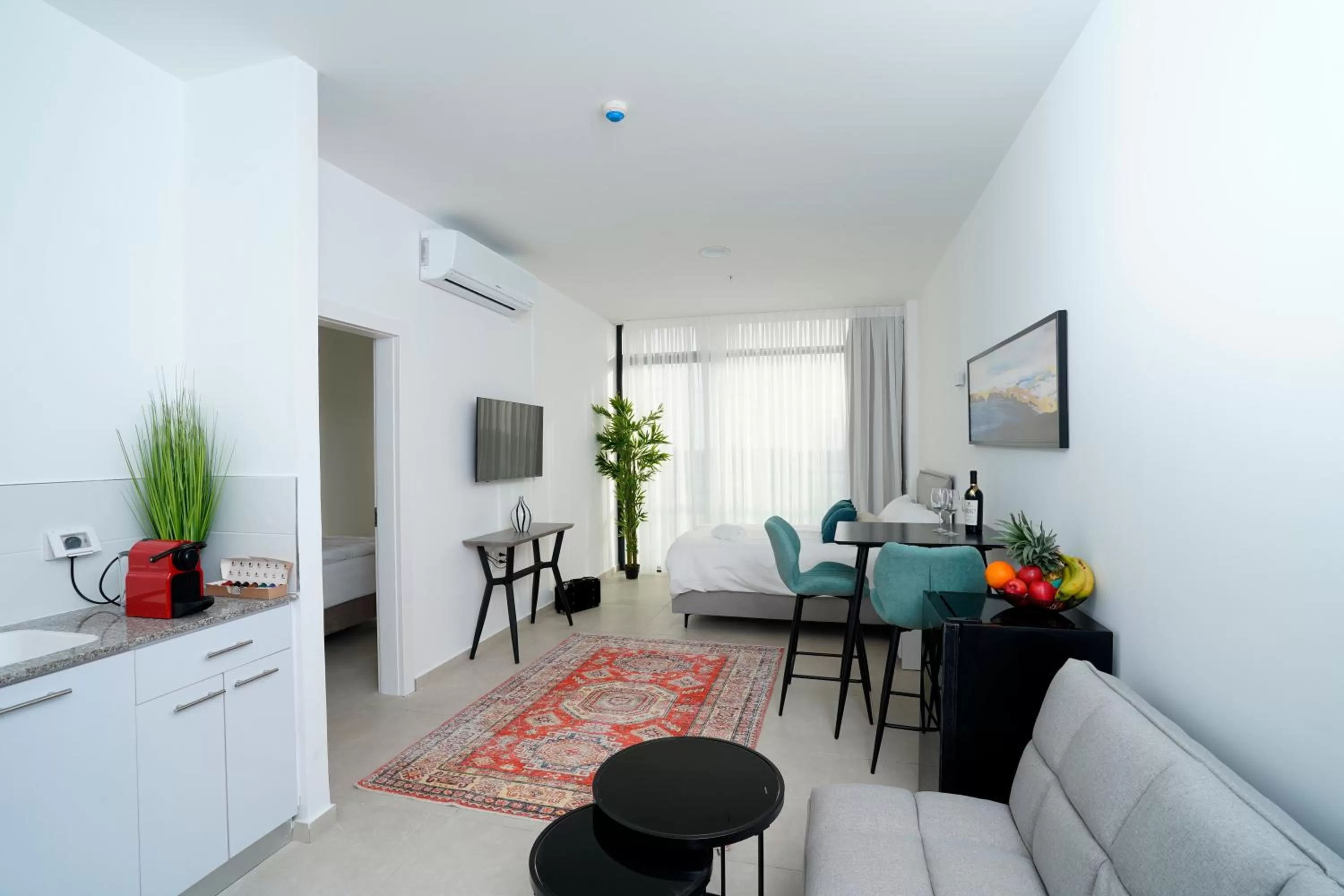 TV and multimedia in Hi-Yam SeaView Apartments & Suites