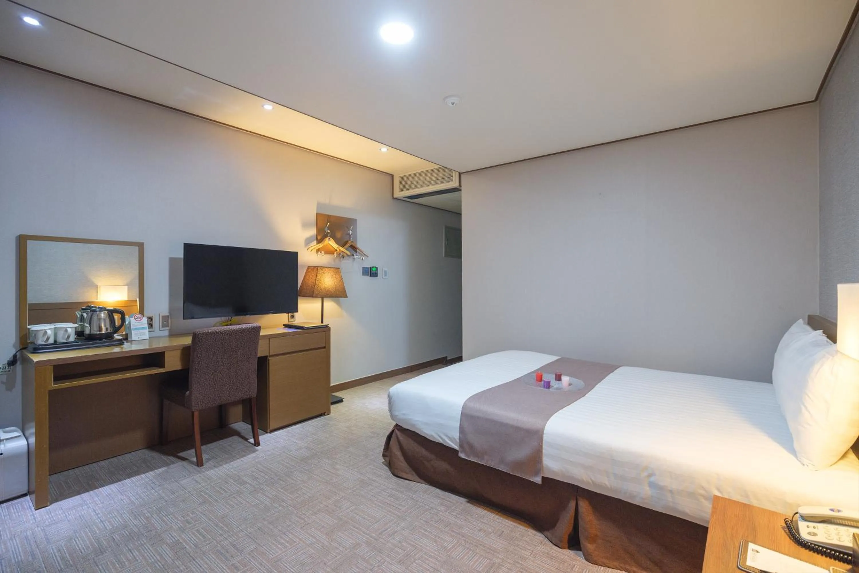 Photo of the whole room, Bed in Benikea Hotel Jeju