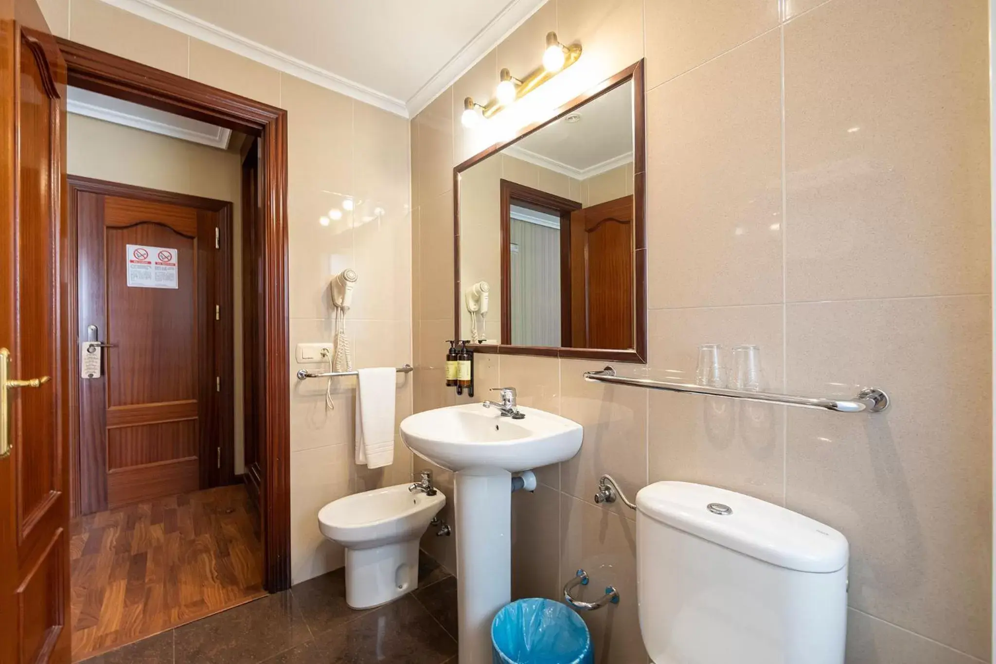 Bathroom in Hotel Puerto de Candás