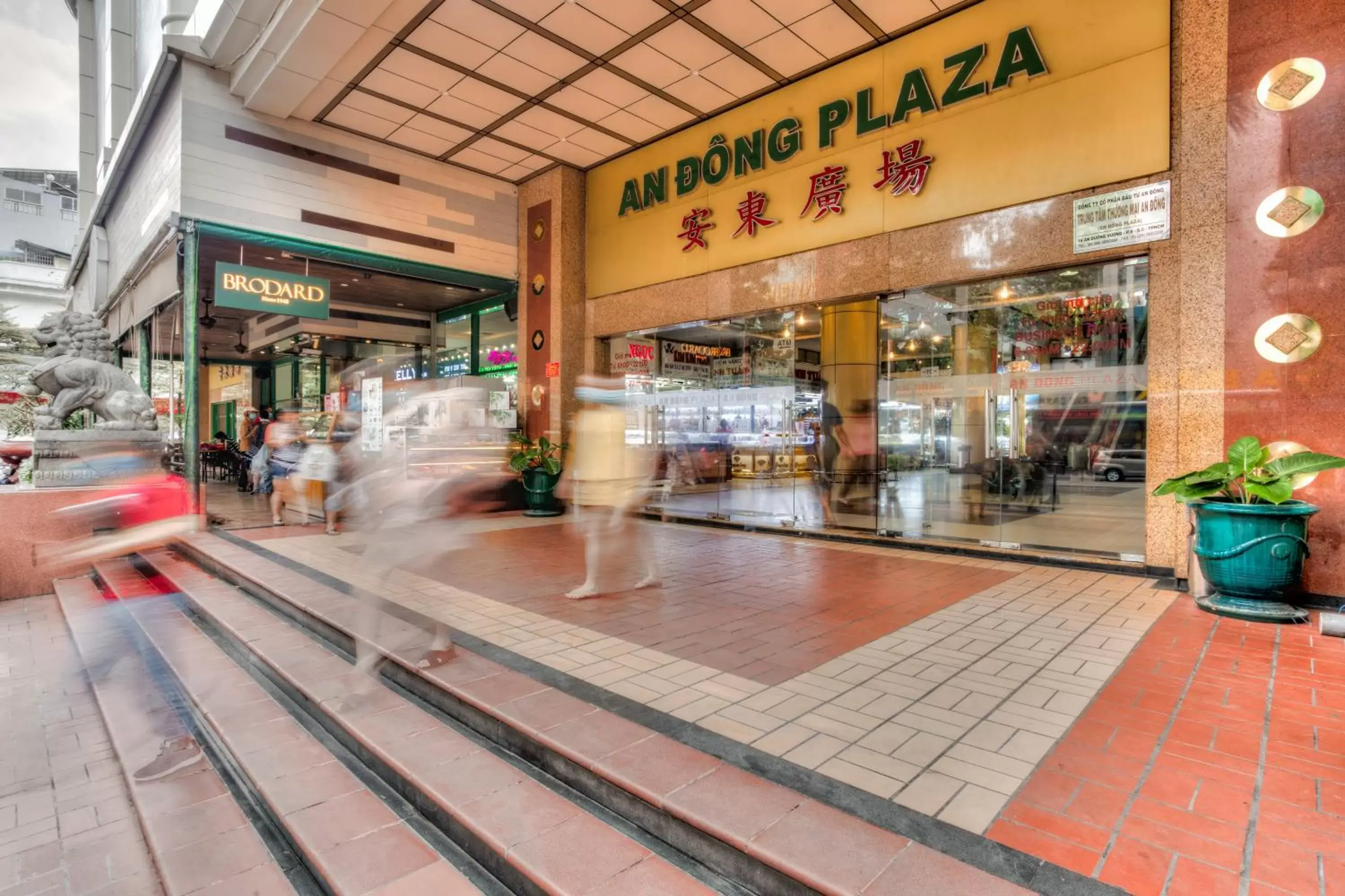 On-site shops in Windsor Plaza Hotel