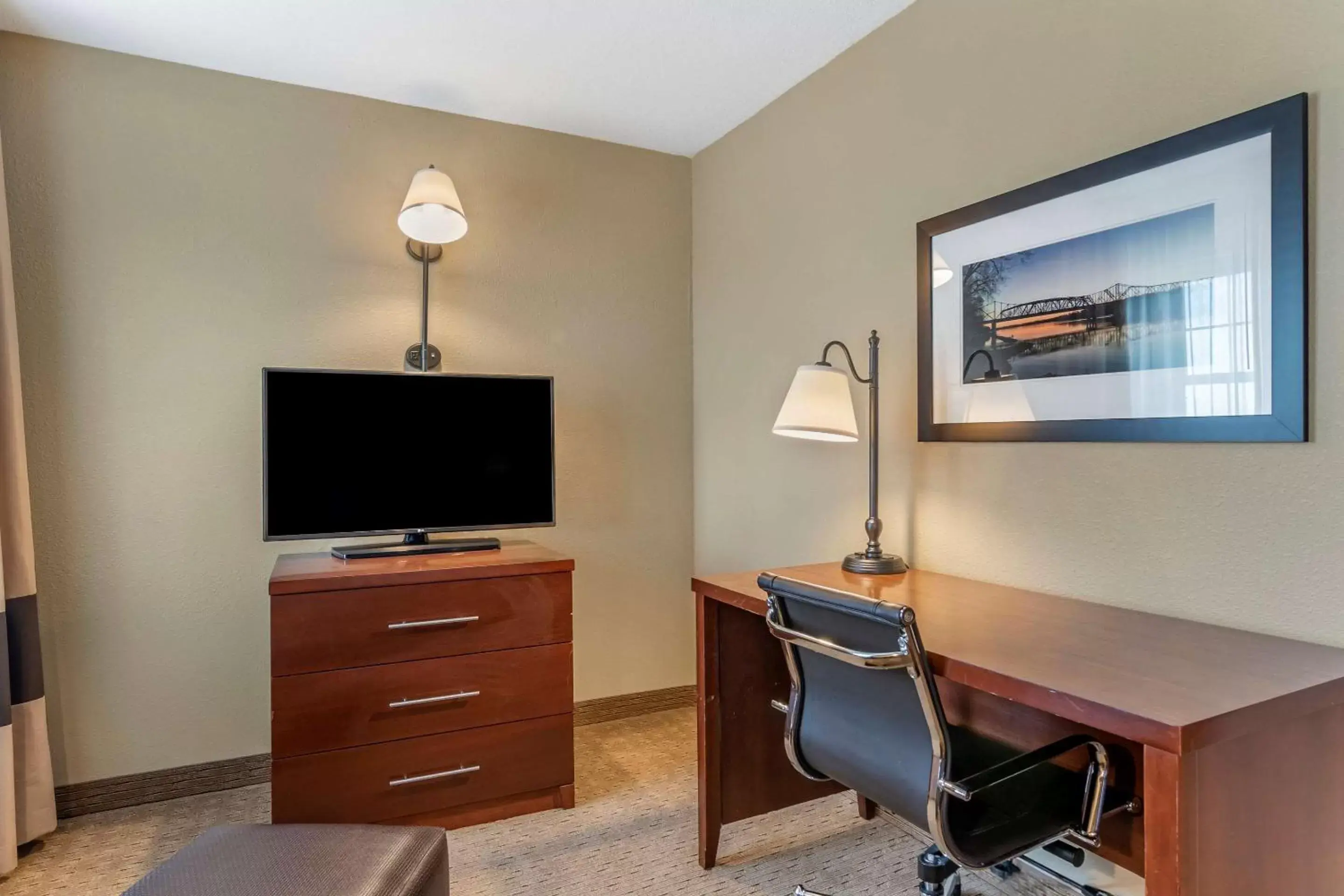 Photo of the whole room, TV/Entertainment Center in Comfort Inn Warrensburg Station