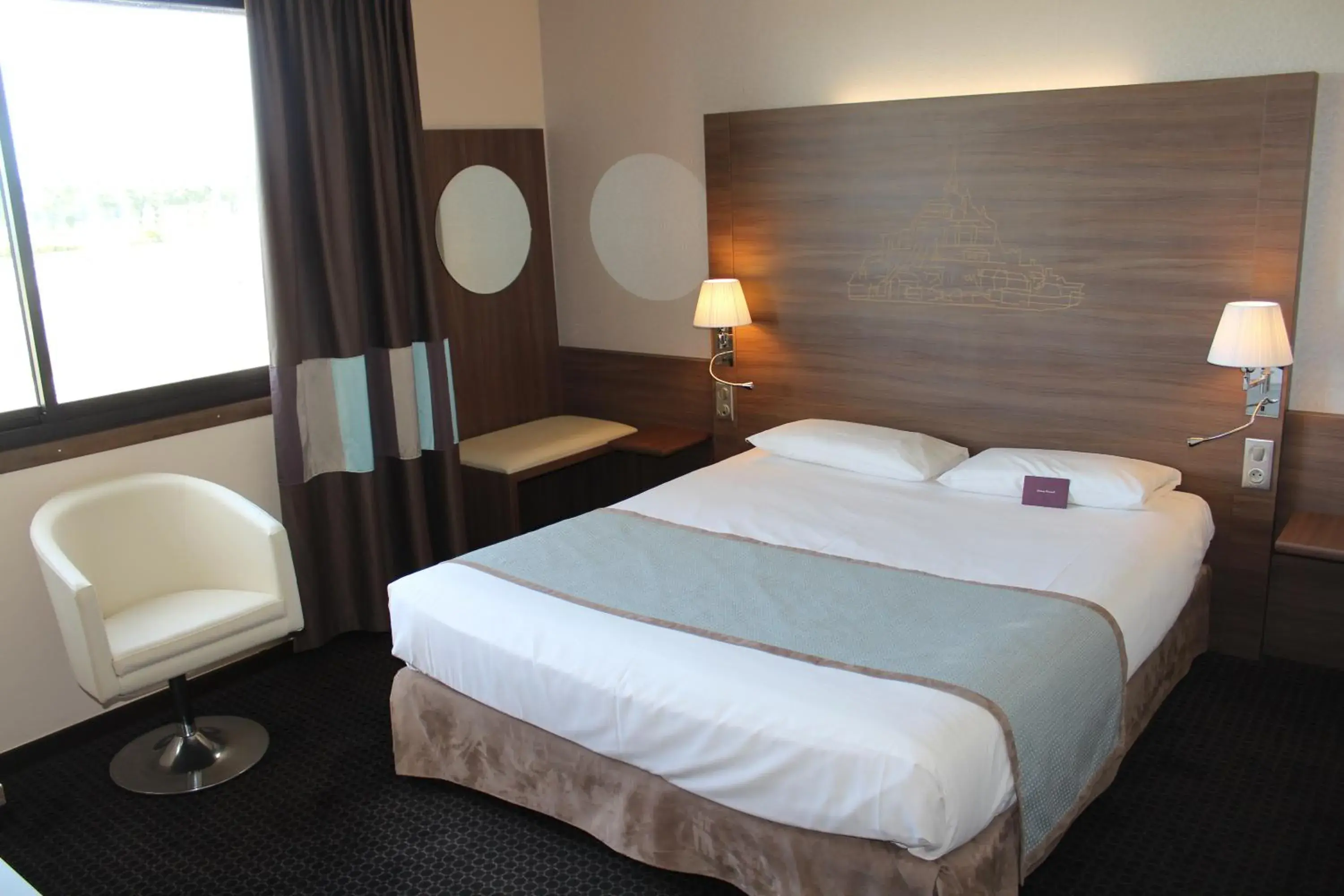 Photo of the whole room, Bed in Mercure Mont Saint Michel